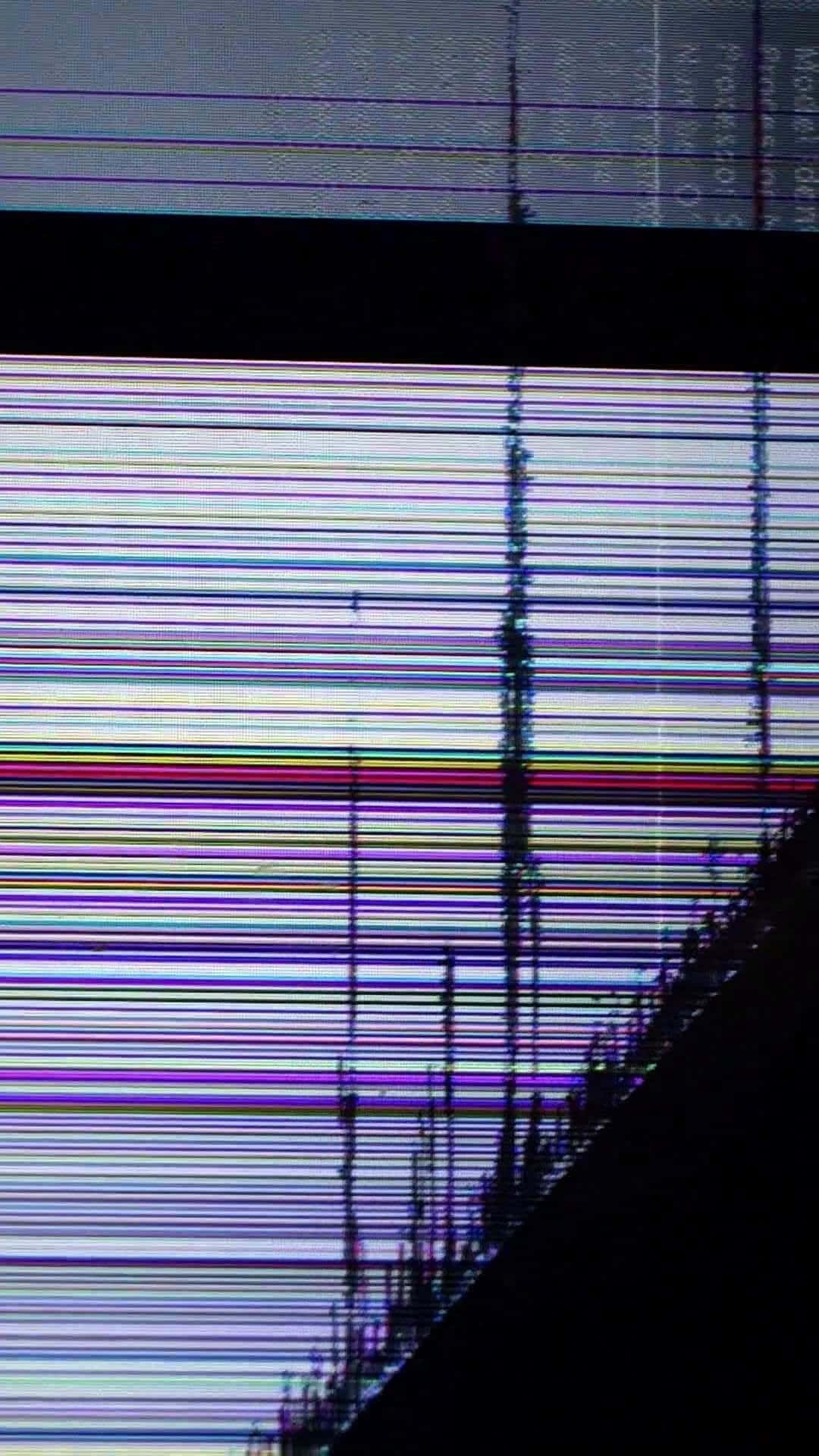 iPhone 屏幕裂縫摔落惡作劇 壁紙 — 一個出現故障的螢幕顯示出鮮豔的水平彩色條紋和數位雜訊，背景為深色剪影。