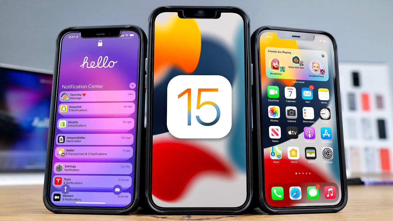 iPhone 機型展示 iOS 15 標誌 壁紙 — 三部iPhone在色彩繽紛的抽象Wallpapers上展示iOS 15功能，包括通知中心小工具和應用程式圖示。