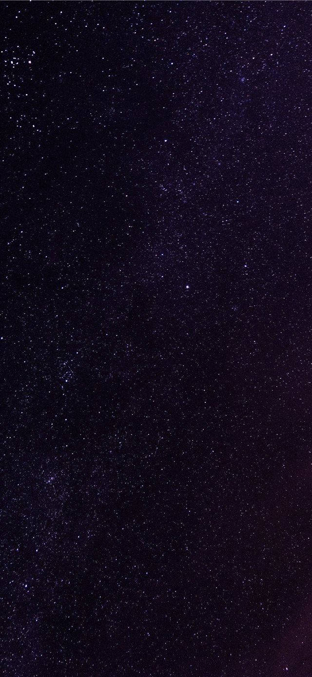廣闊星空，帶有紫色色調和宇宙塵雲。
