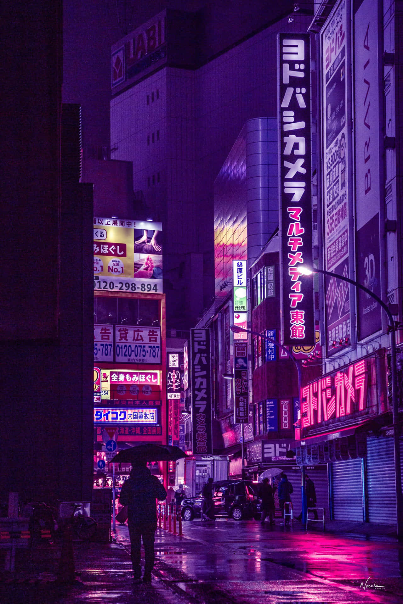 一個人在雨夜的東京小巷中，撐著傘走在發光的霓虹招牌下。