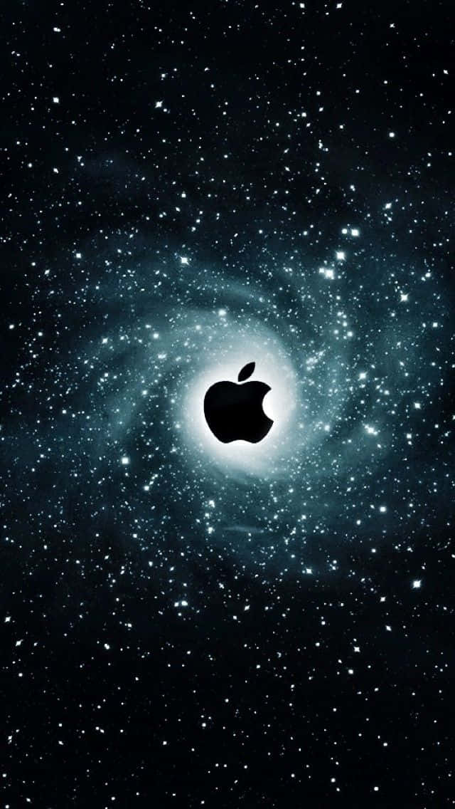iPhone 背景搭配漸層天空的絕美畫面 壁紙 — 一個黑色Apple標誌位於旋轉星系中心，星系由恆星和宇宙塵埃組成，背景為黑暗太空。