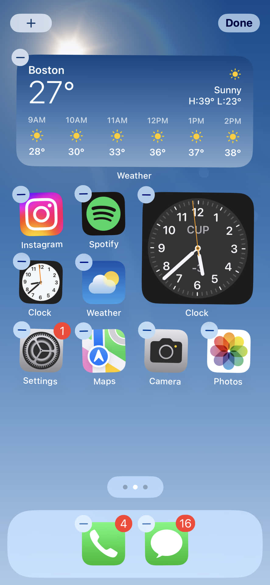 顯示天氣時鐘和應用程式圖示的iPhone主屏幕。 — 主螢幕 壁紙