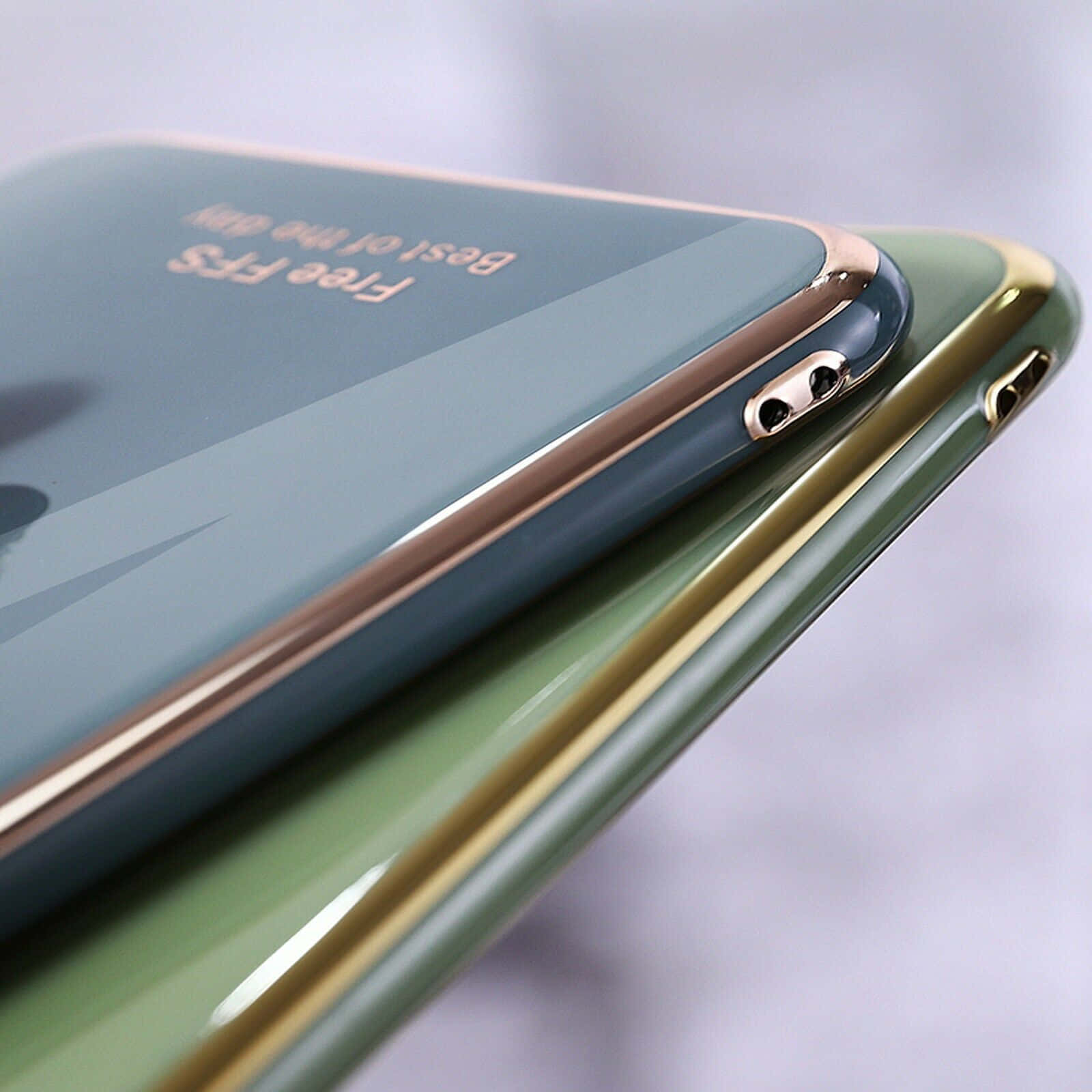 iPhone 近攝，金色和綠色機殼特寫 壁紙
