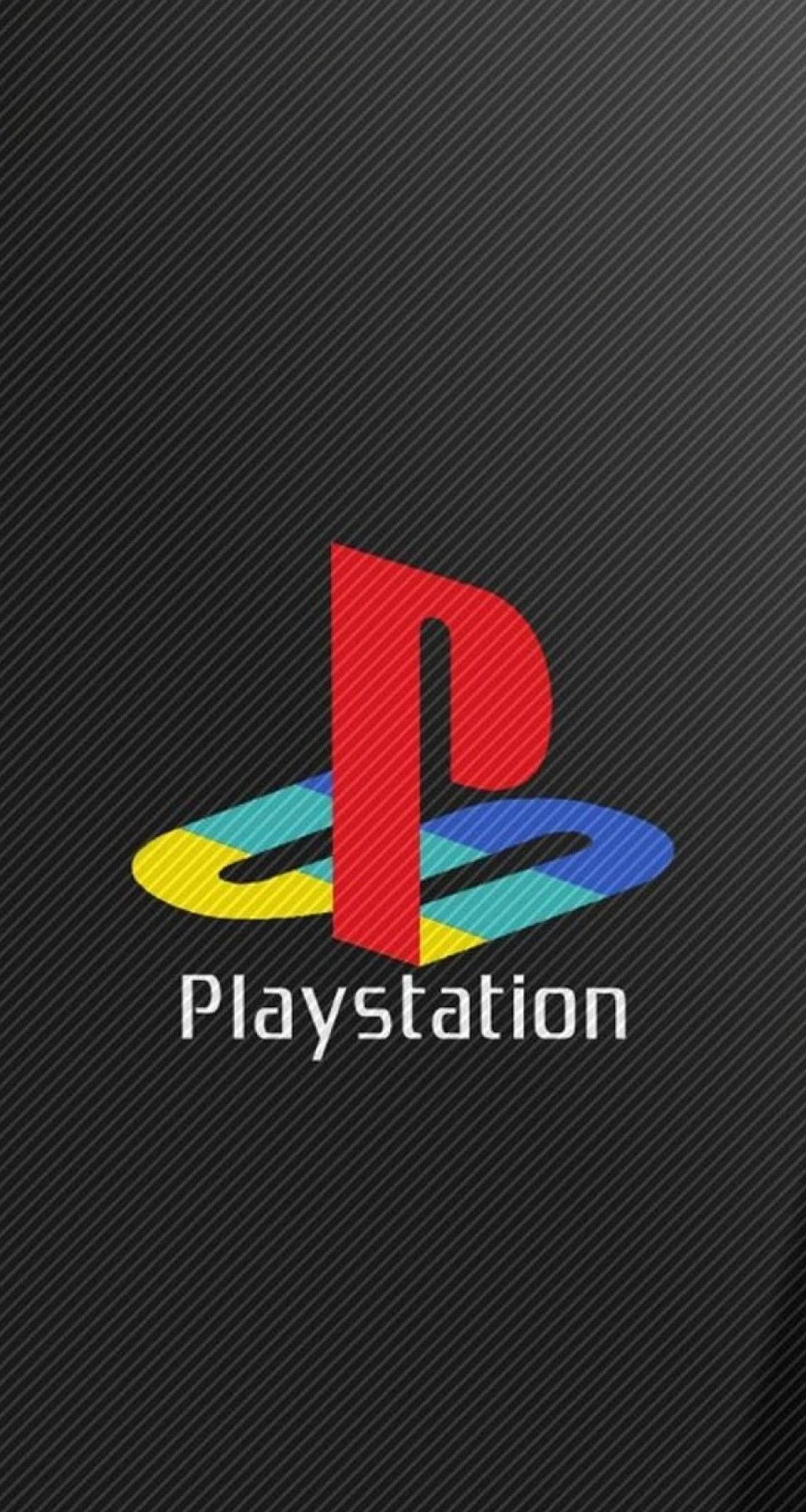 iPhone 遊戲 PlayStation 標誌 壁紙 — 標誌性的PlayStation標誌以鮮豔的紅、黃、藍色在時尚的黑色碳纖維紋理背景上脫穎而出。