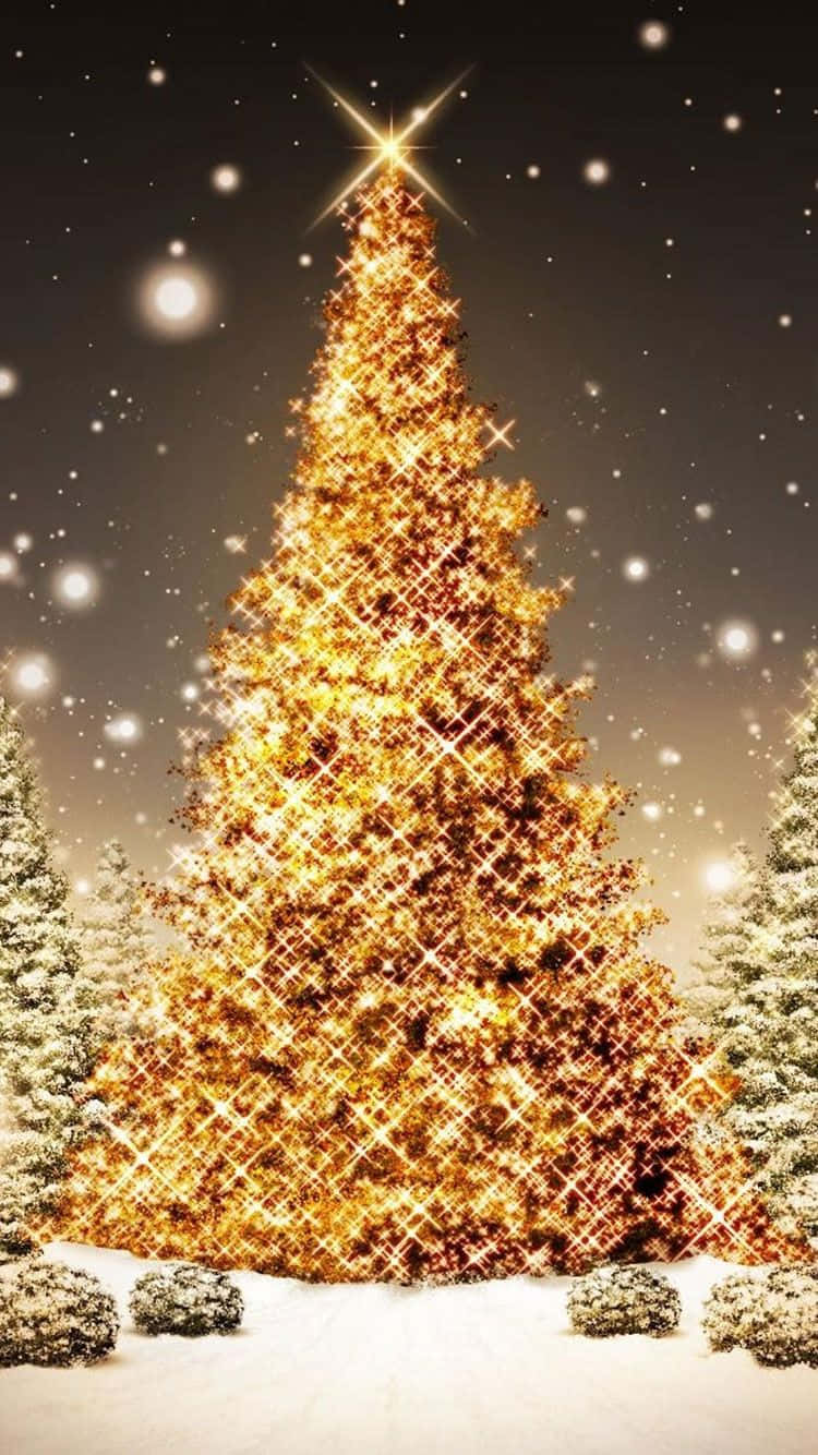 金色聖誕樹在雪中發光，夜晚頂端有星星