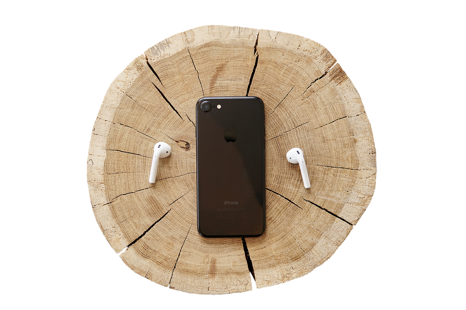 iPhone及AirPods放置在木樁上 壁紙