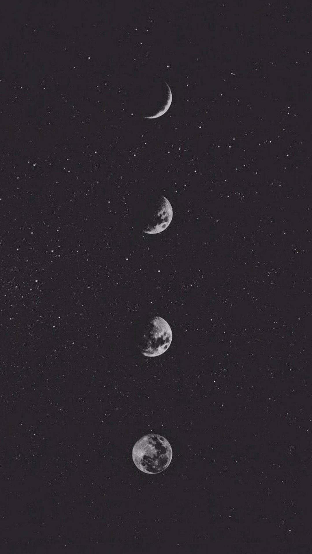四個月亮相位垂直排列喺繁星夜空。