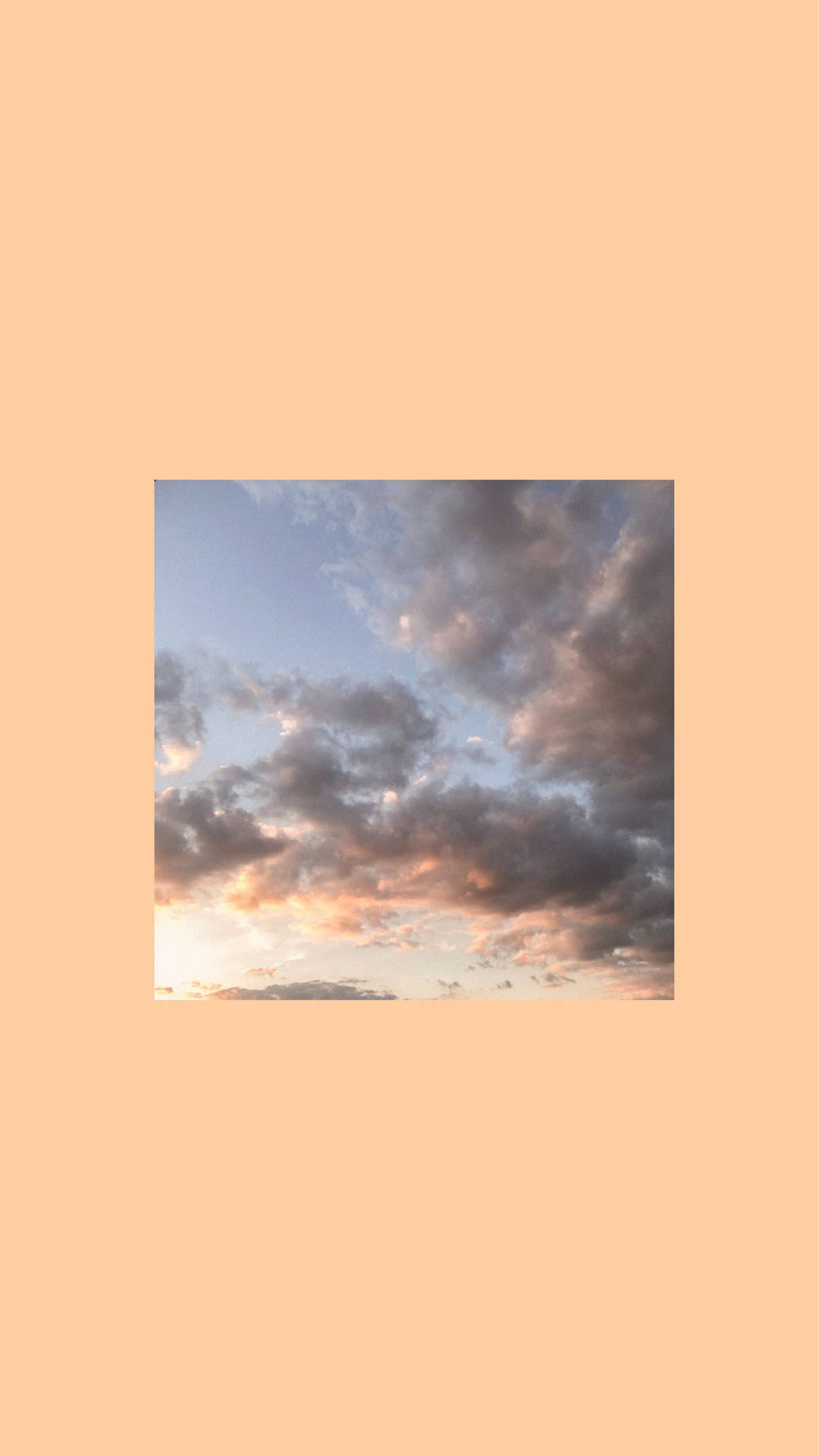 寧靜的日落天空，粉紅色和藍色雲朵映襯在蜜桃色背景上。