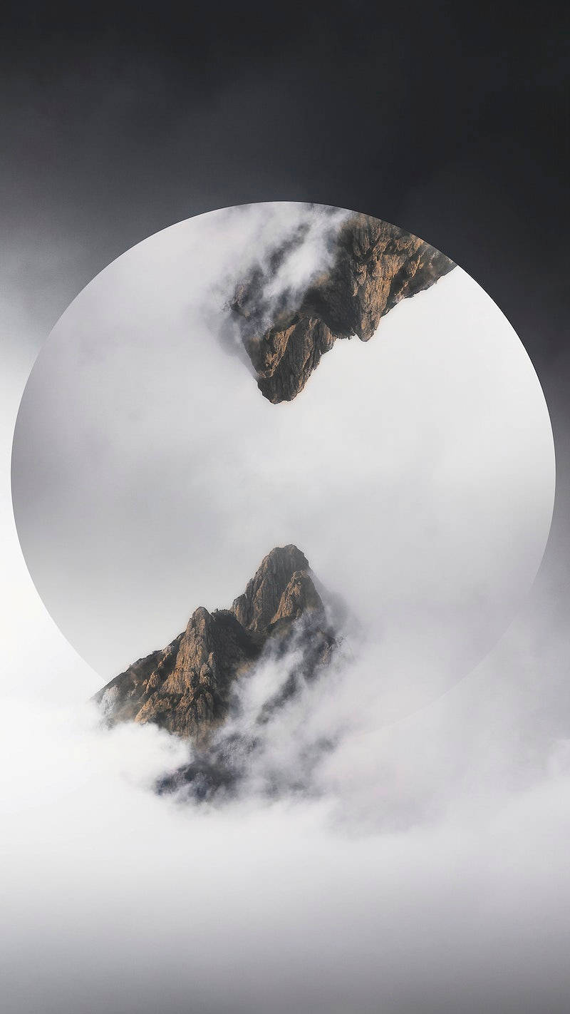 兩個山峰被雲霧環繞。