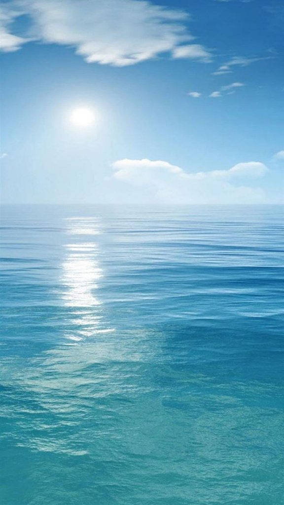 陽光在藍天白雲下平靜的海面上反射