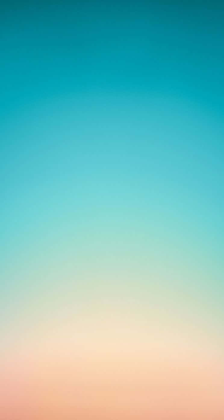 柔和漸變天空，融合藍綠色和蜜桃色調。