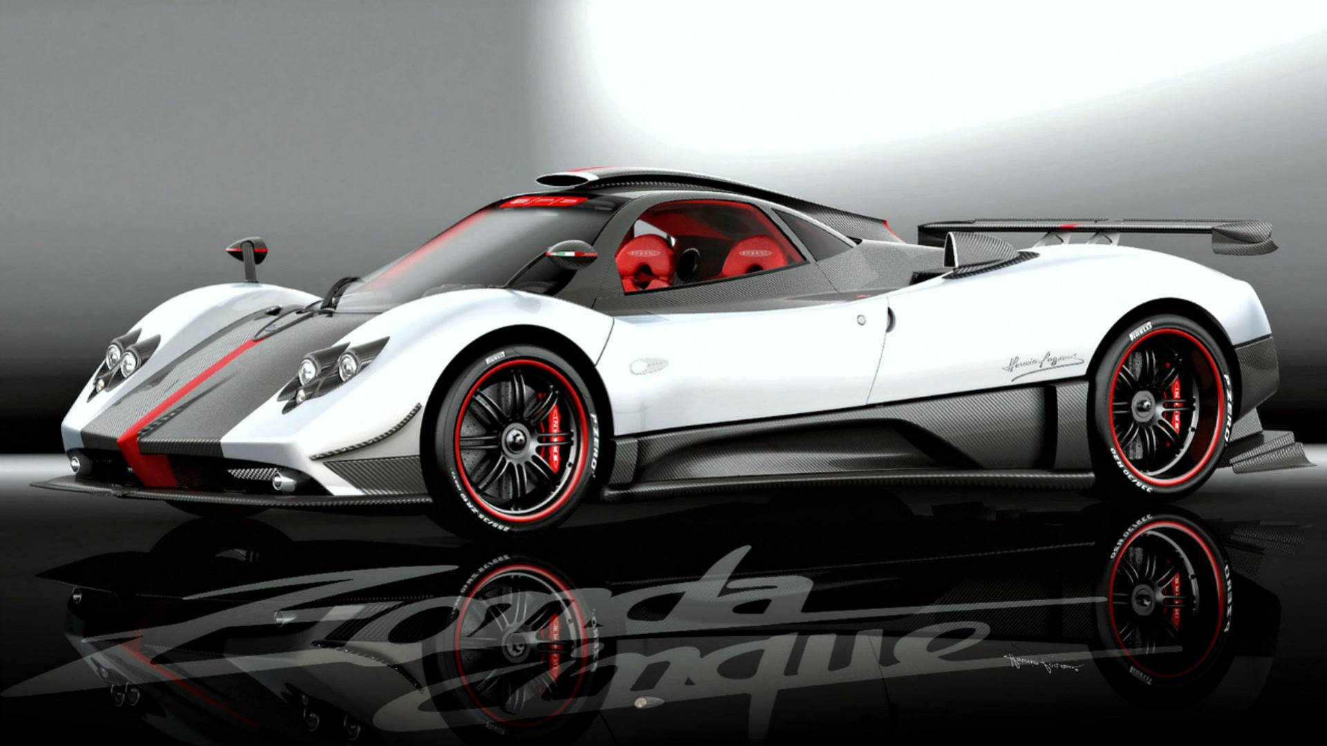 iPhone拍攝的銀色帕加尼Zonda Cinque 壁紙 — 一輛時尚的白色和紅色帕加尼Zonda Cinque跑車，帶有黑色飾邊和紅色座椅，在光亮的黑色地板上以工作室燈光展示。