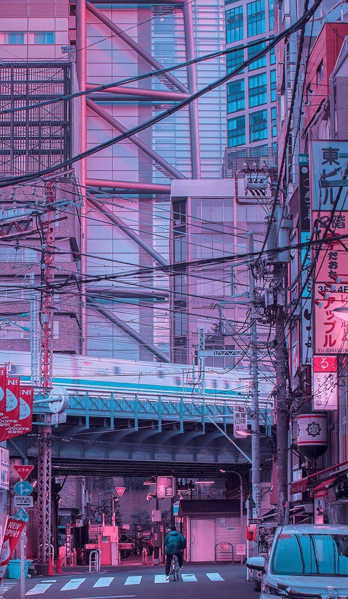 粉紅色霓虹燈照亮了繁忙的東京小巷，頭頂有電線和經過的火車。