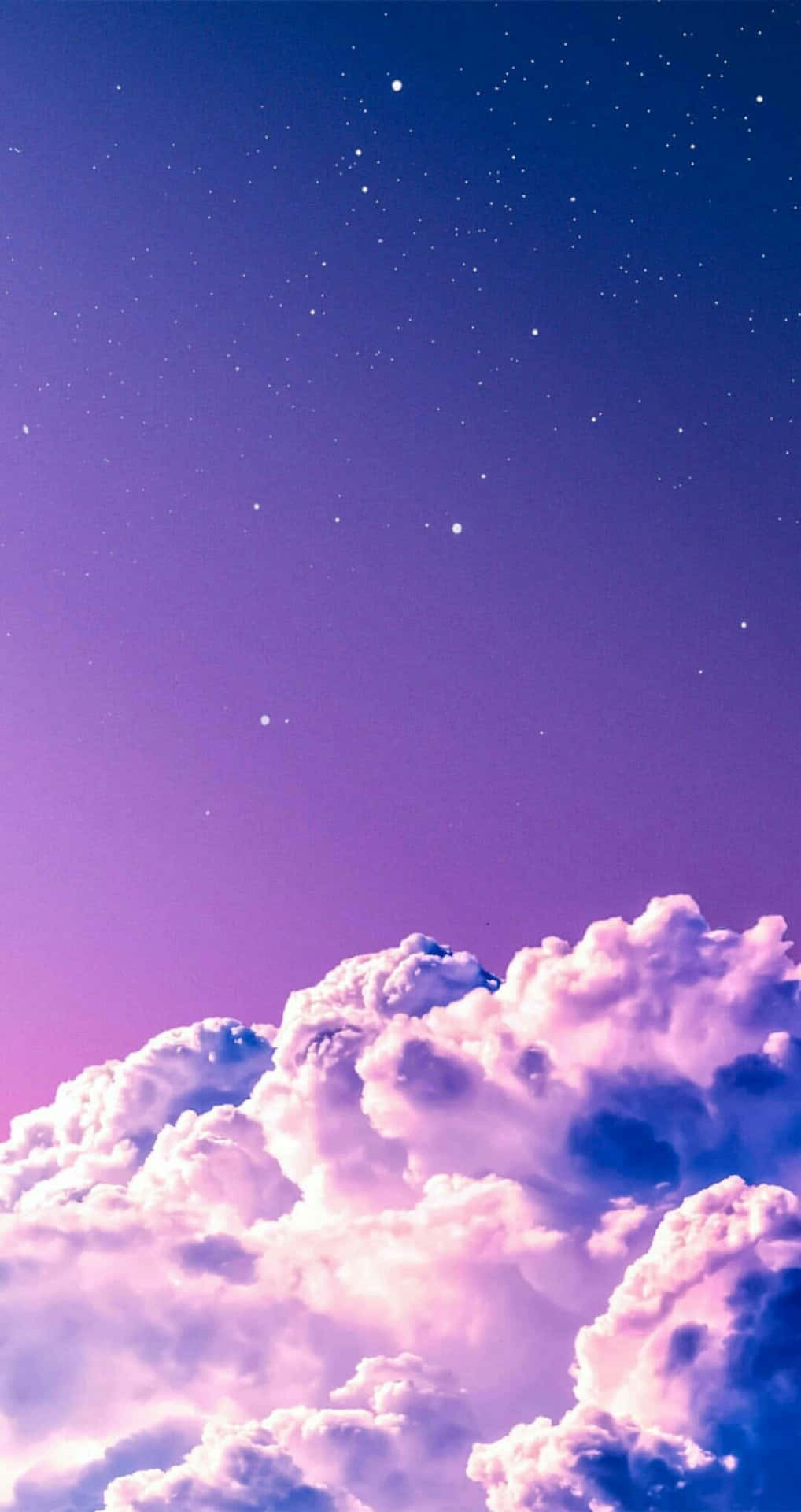 紫色和藍色的夜空，星星在柔軟發光的雲朵之上。