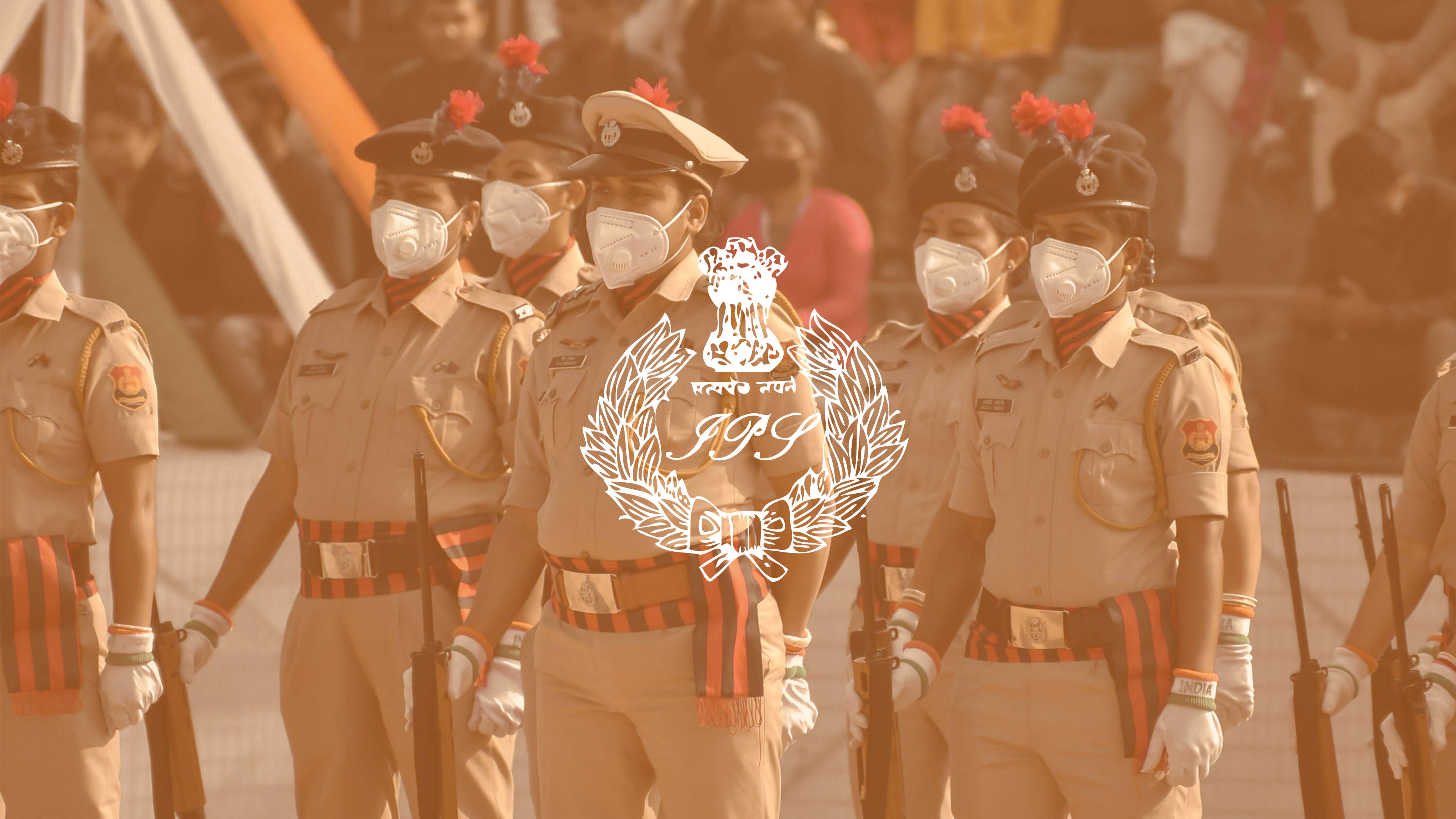 印在警察制服上的IPS標誌 壁紙 — 身穿制服、戴白色口罩的印度準軍事部隊士兵在溫暖的金色光芒下以隊形行進，進行儀式性閱兵。
