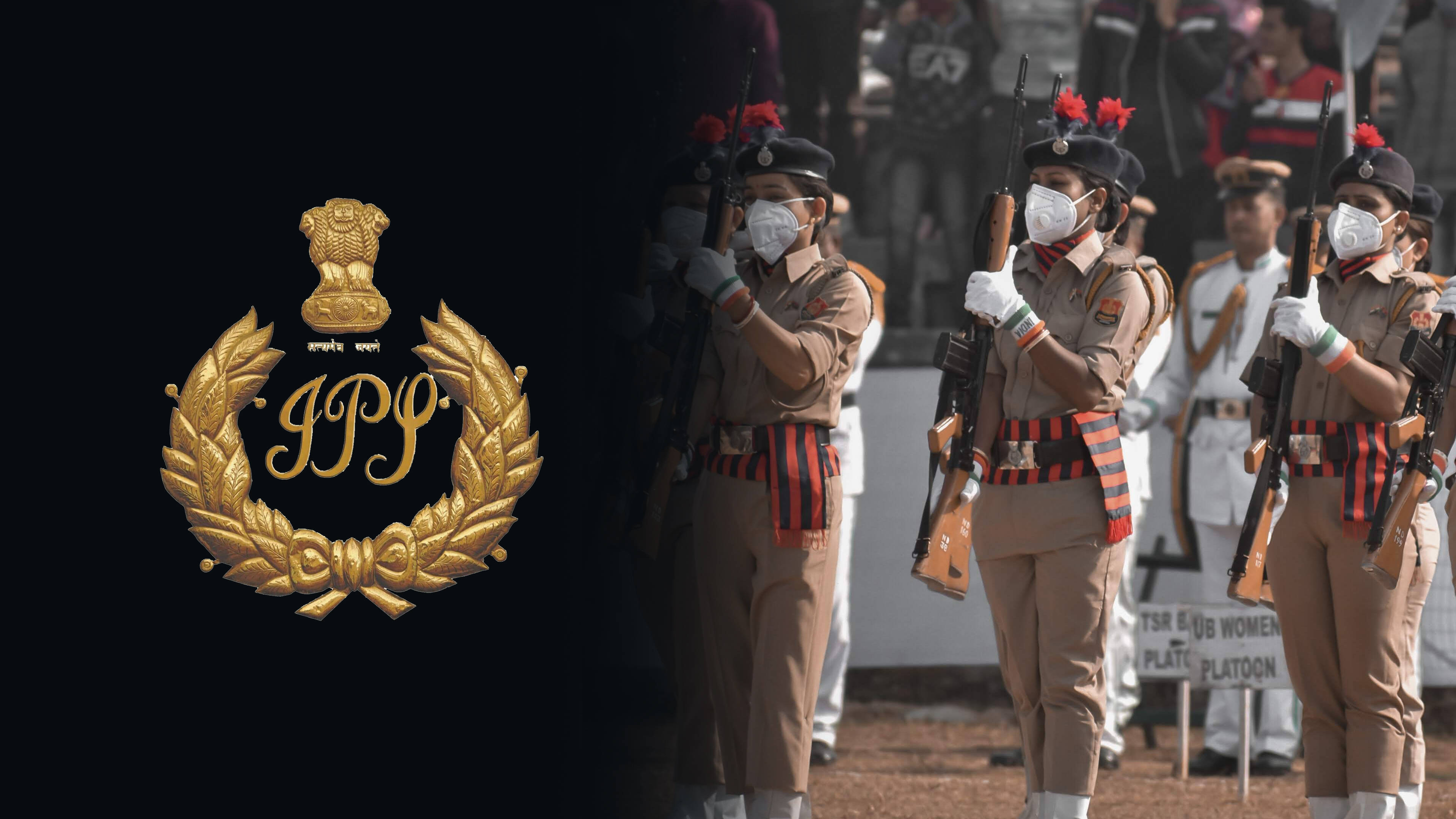 IPS標誌與警察 壁紙 — 穿著制服的印度女警持步槍立正，站在黑色背景上的金色IPD標誌旁。