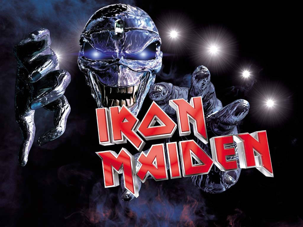 金屬樂隊Iron Maiden的吉祥物Eddie，發光的眼睛和紅色標誌在黑暗舞台上。