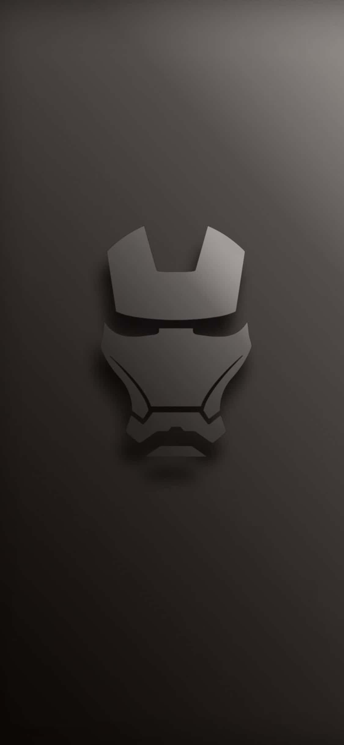 酷炫 Iron Man 標誌 iPhone 壁紙 — 一個極簡金屬質感的鐵甲奇俠頭盔剪影，置中於漸變深灰色背景上。