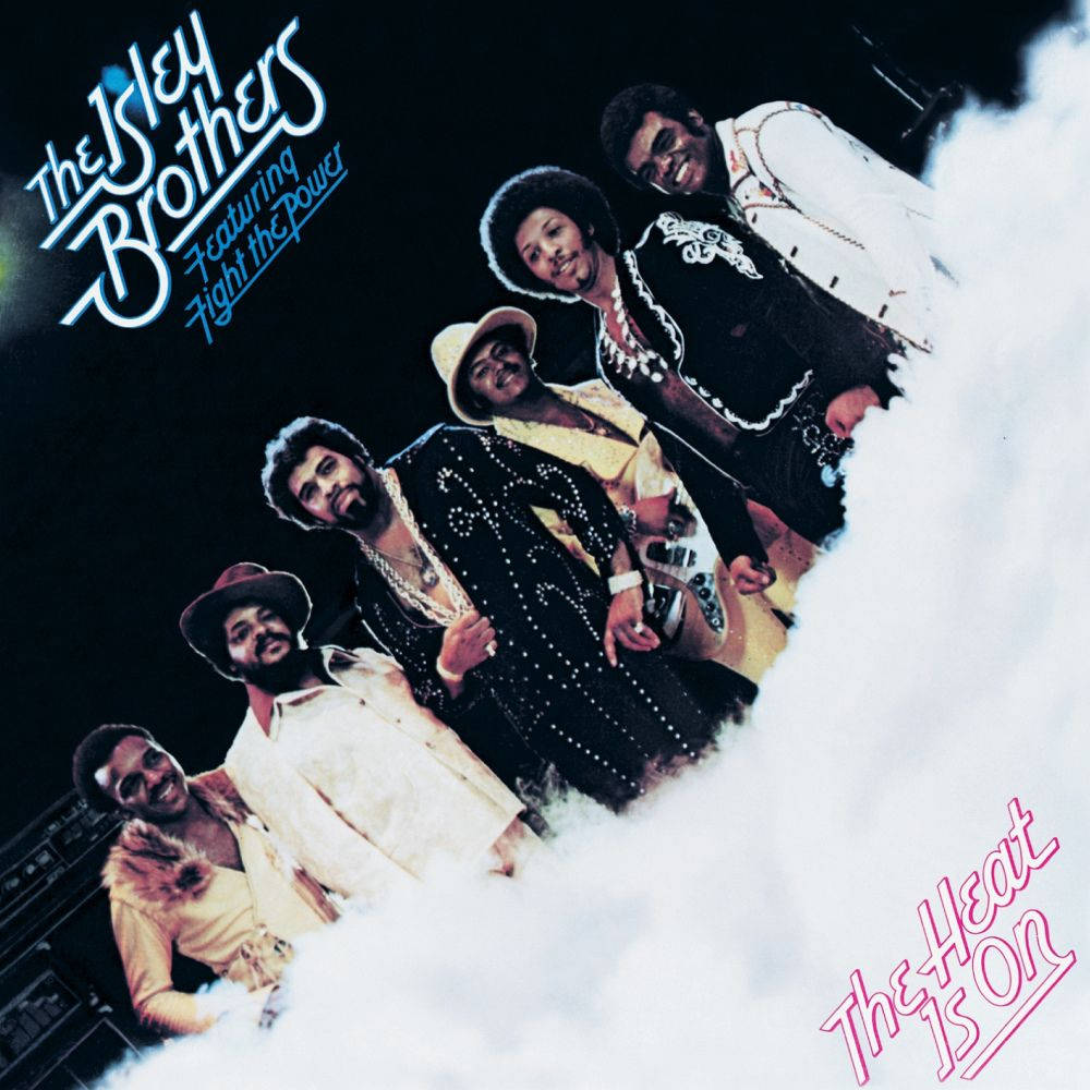 Isley Brothers《The Heat Is On》專輯封面造型 壁紙 — The Stylist Brothers 自信地擺出姿勢，身穿迷人的70年代服裝，從白色煙霧中浮現，背景為深色。