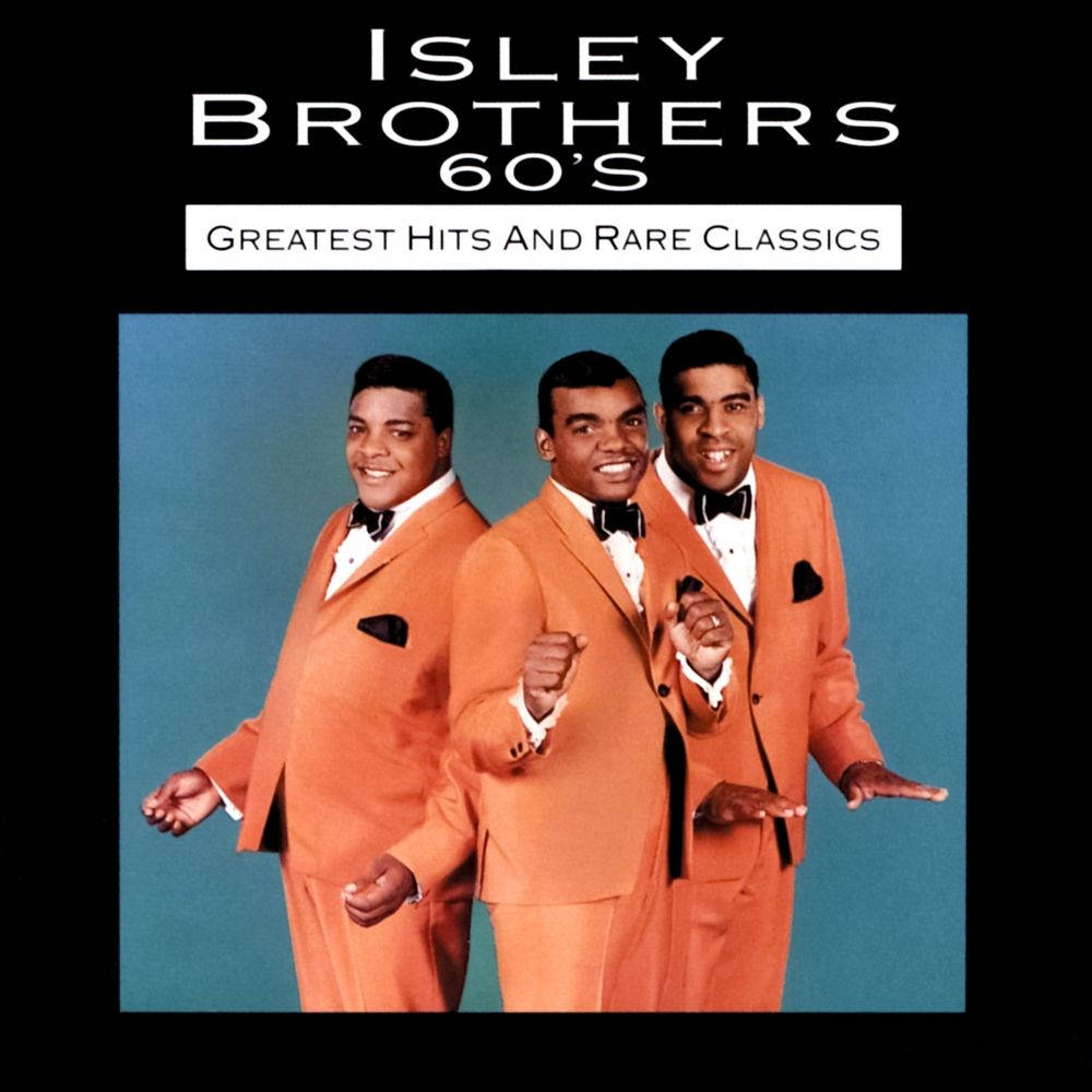 Isley Brothers《60年代經典金曲與稀有作品》專輯封面 壁紙 — 三位微笑男士穿著相配的橙色西裝，在青綠色背景前自信地擺姿勢，為60年代音樂專輯封面。