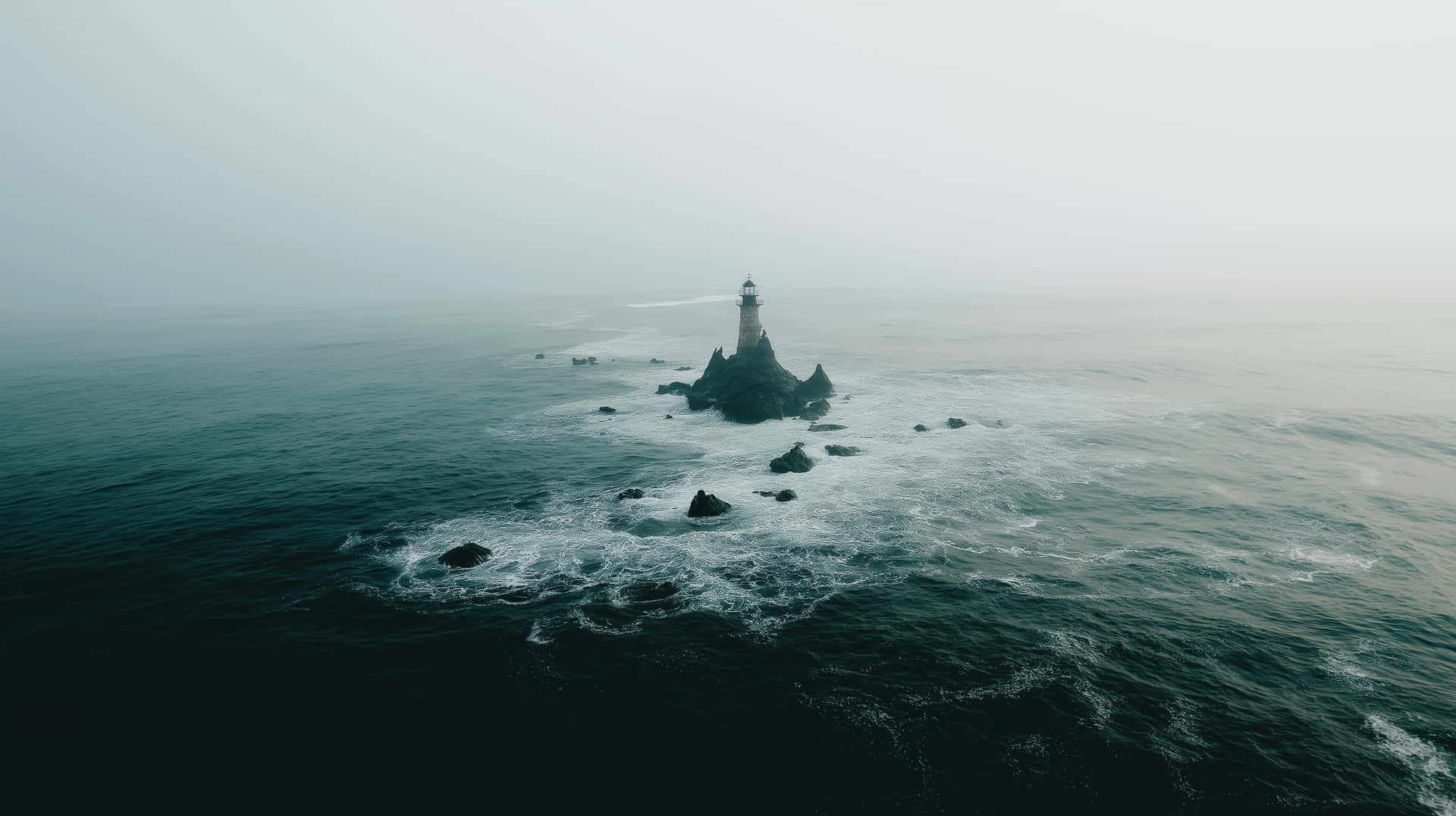 岩石島上的燈塔，在風暴海洋中，有霧