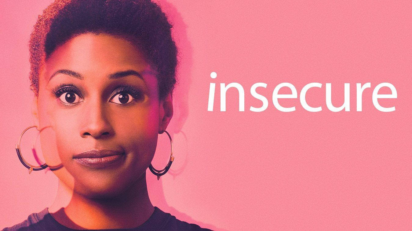 一位短髮戴圓環耳環的女性，在粉紅色背景上寫著 insecure，直視觀眾。