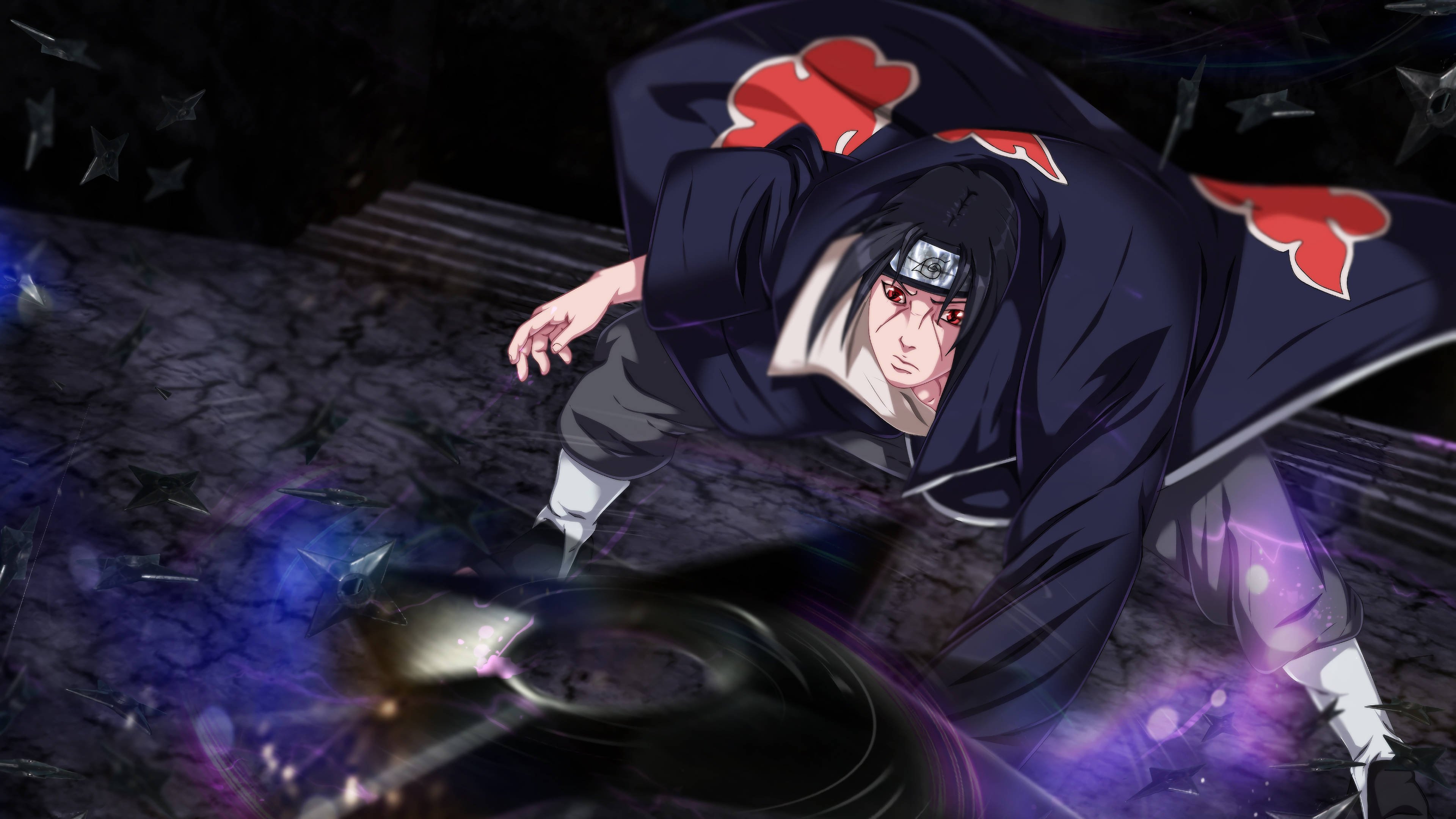 火影忍者 Itachi 戰鬥 4K PC 壁紙 — 一個穿著帶有紅色雲朵的黑色斗篷的動漫忍者，在飛舞的手裏劍和發光的紫色能量中蹲伏著。