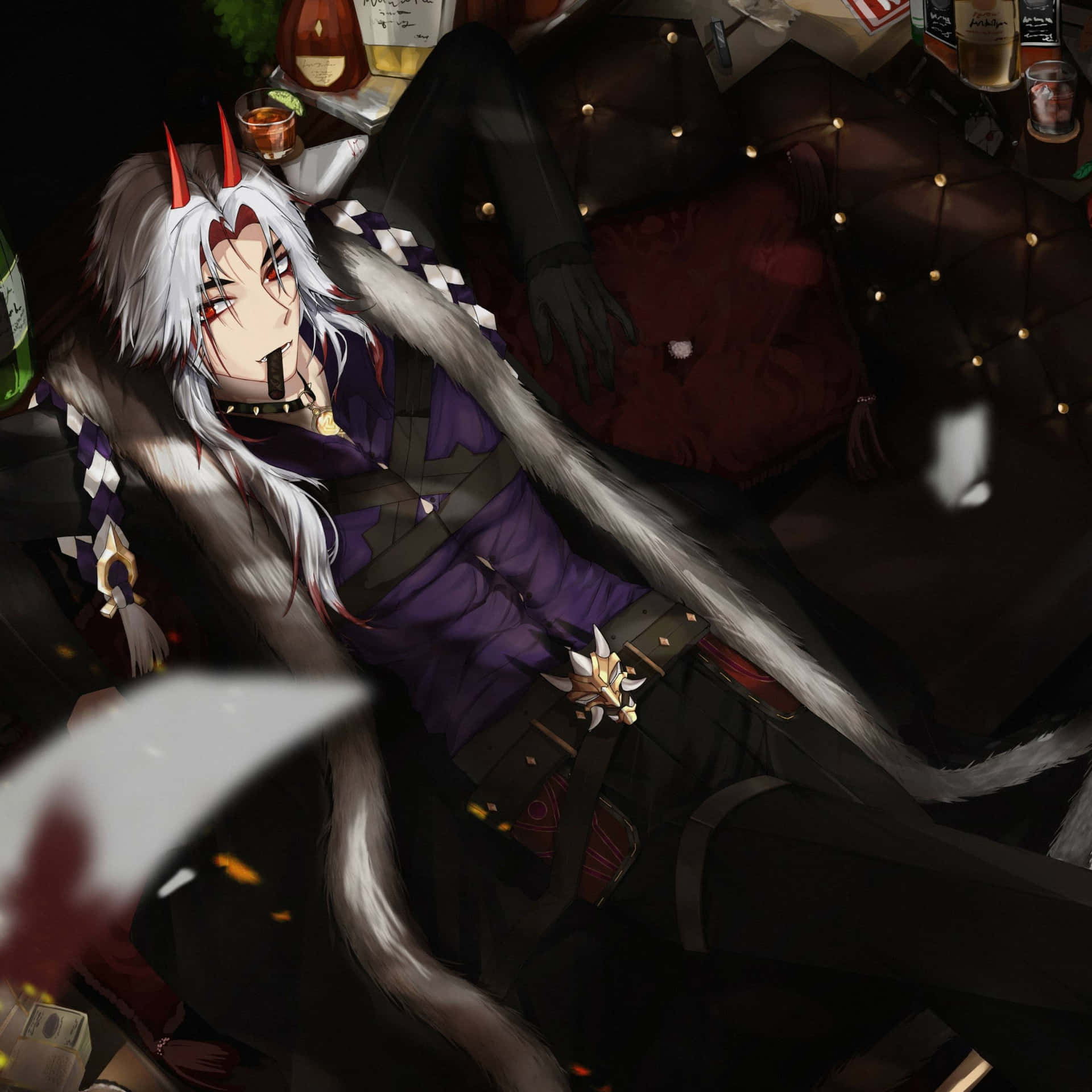 銀髮紅角的動畫惡魔，躺在深色沙發上，周圍有飲料。