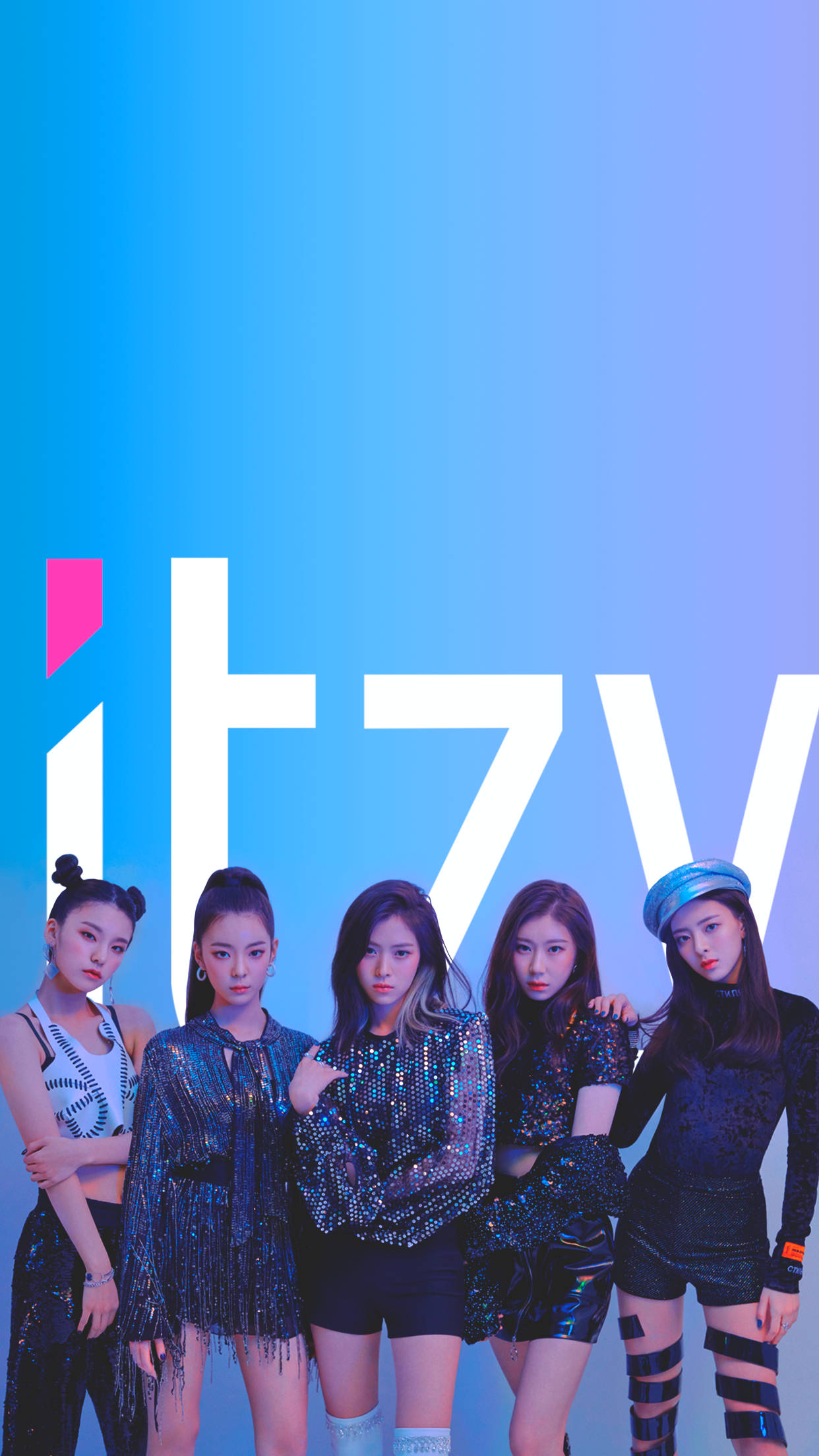 ITZY《DALLA DALLA》海報 壁紙 — 五位時尚的K-pop女孩穿著閃亮服裝，在漸變藍色背景和大型白色文字前自信地擺姿勢。