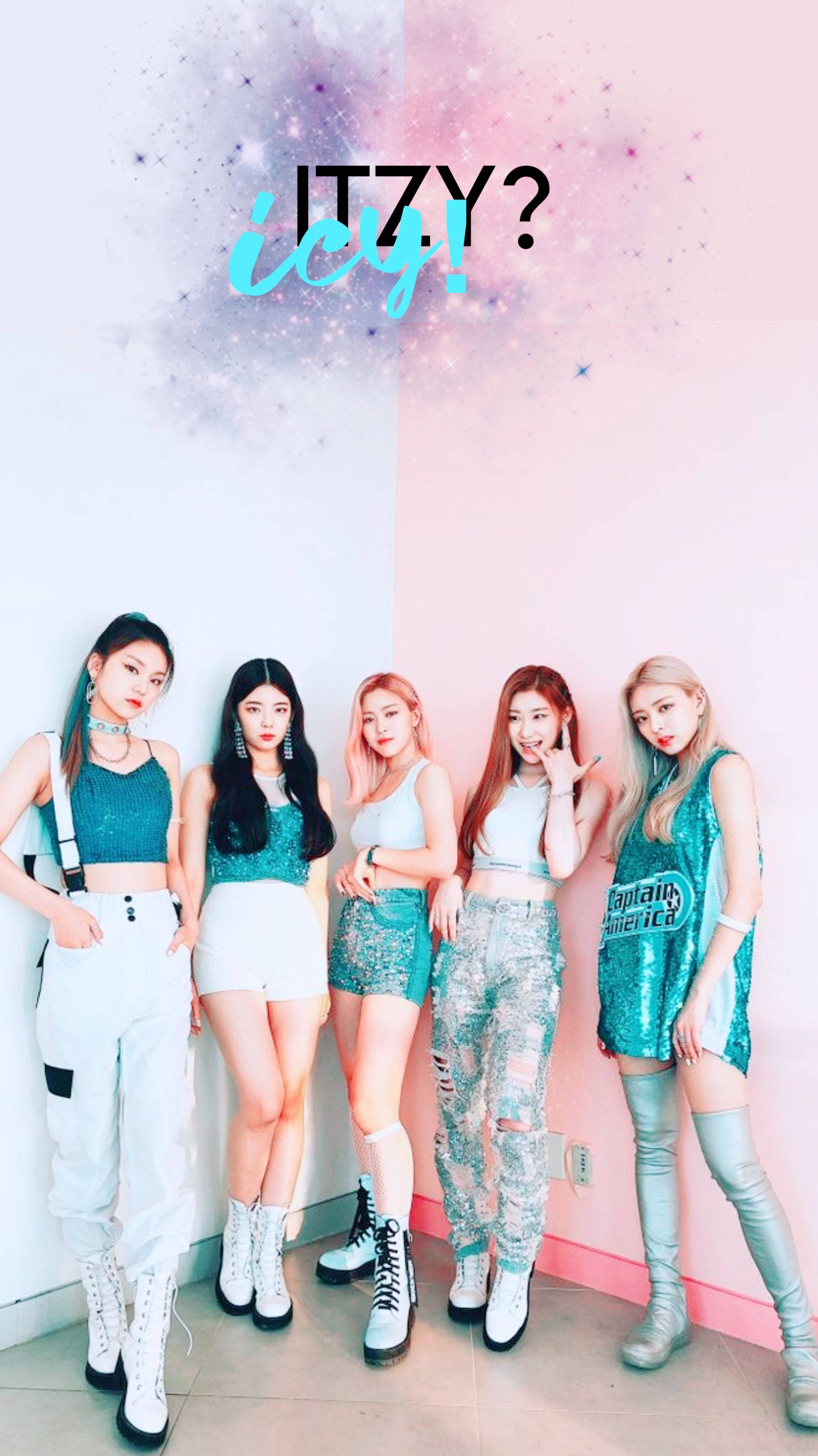ITZY《ICY》手機藝術 壁紙 — 五位時尚的K-pop女孩穿著閃閃發光的青綠色服裝，在粉彩粉紅和白色的牆壁前自信地擺姿勢，並帶有閃爍的宇宙文字。