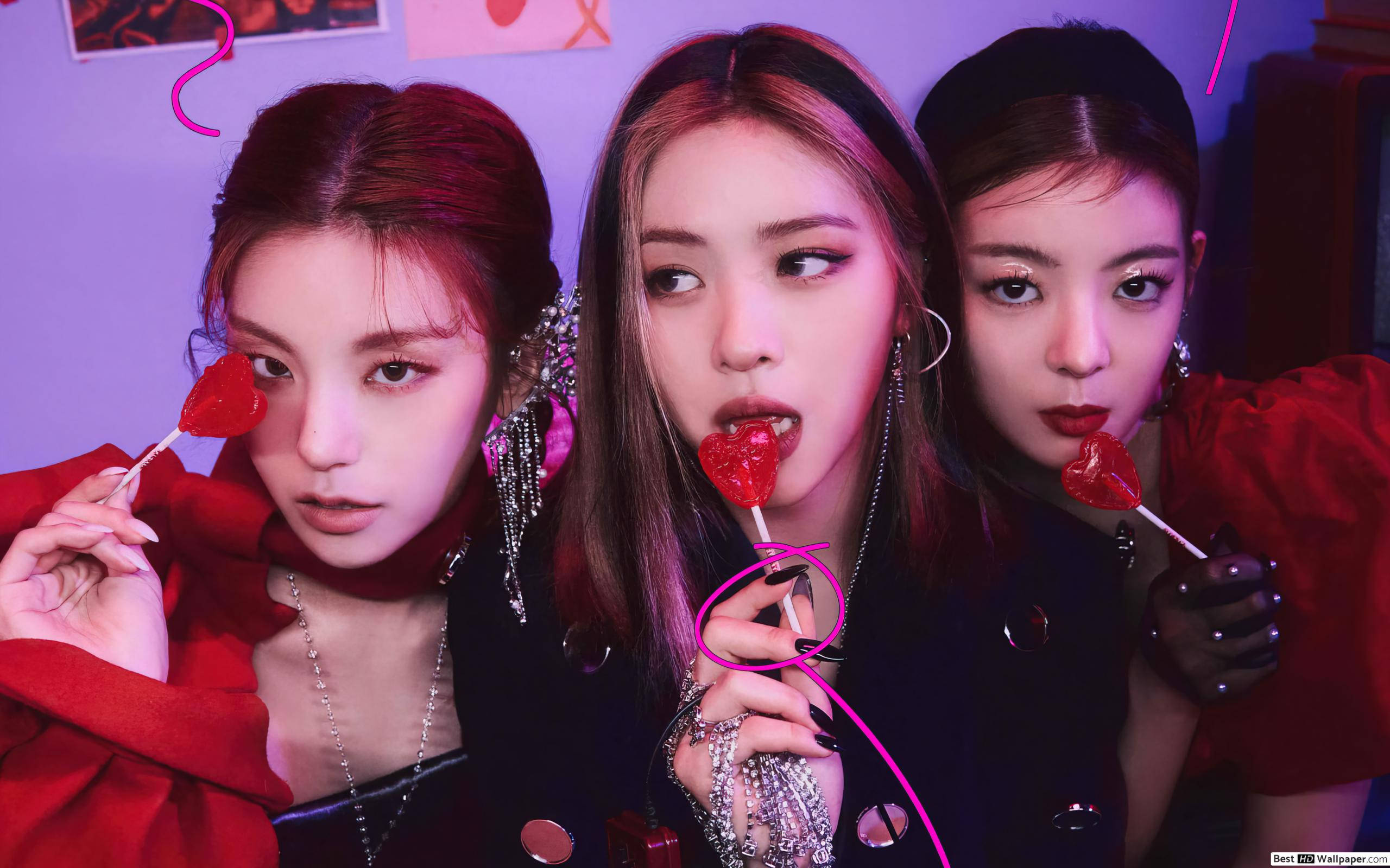 ITZY Lia、Yeji與Ryujin 壁紙 — 三位時尚女性身穿紅色服裝，在帶有粉紅色彩帶的霓虹紫色牆前手持心形棒棒糖。