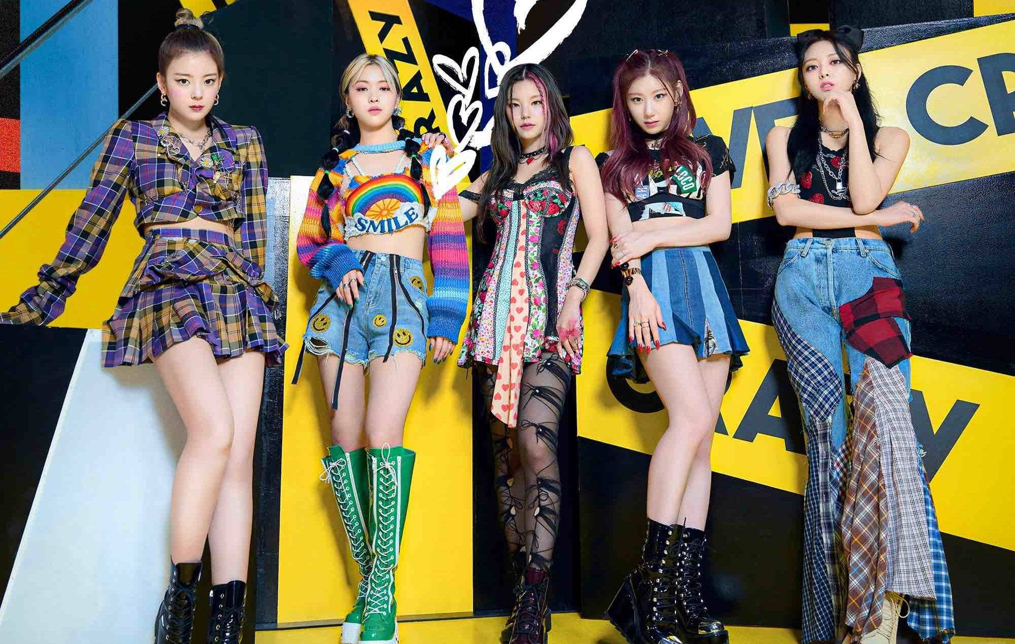 ITZY《LOCO》海報 壁紙 — 五位時尚的K-pop偶像在搶眼的黃黑圖案牆前，自信地擺出姿勢，身穿色彩繽紛、風格混搭的服裝。