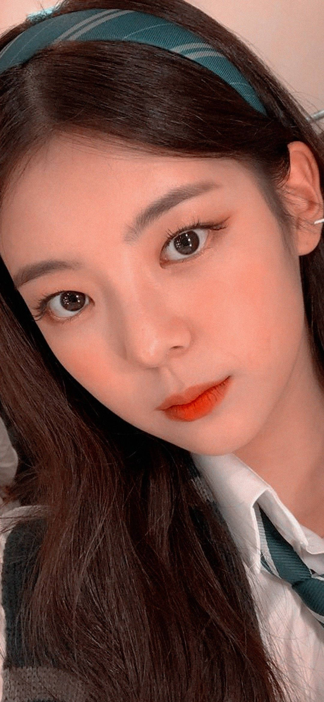 ITZY 崔智秀 壁紙 — 年輕黑髮女子戴著藍綠色頭帶和亮橙色唇膏的特寫肖像。