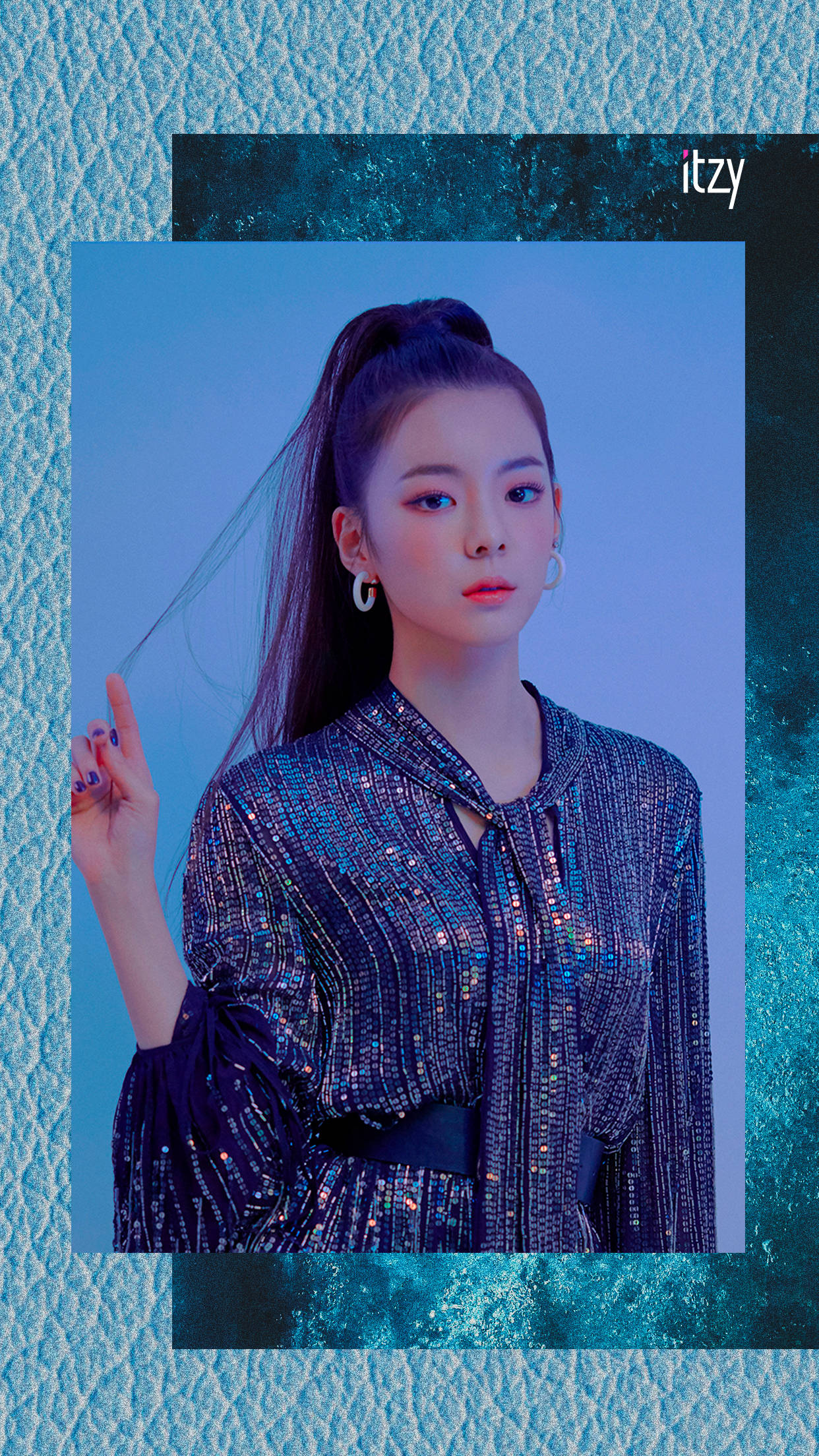 ITZY 李彩領《Icy》 壁紙 — 一位年輕女性，深色頭髮紮成高馬尾，穿著閃亮的藍色亮片上衣，背景是帶紋理的藍色。