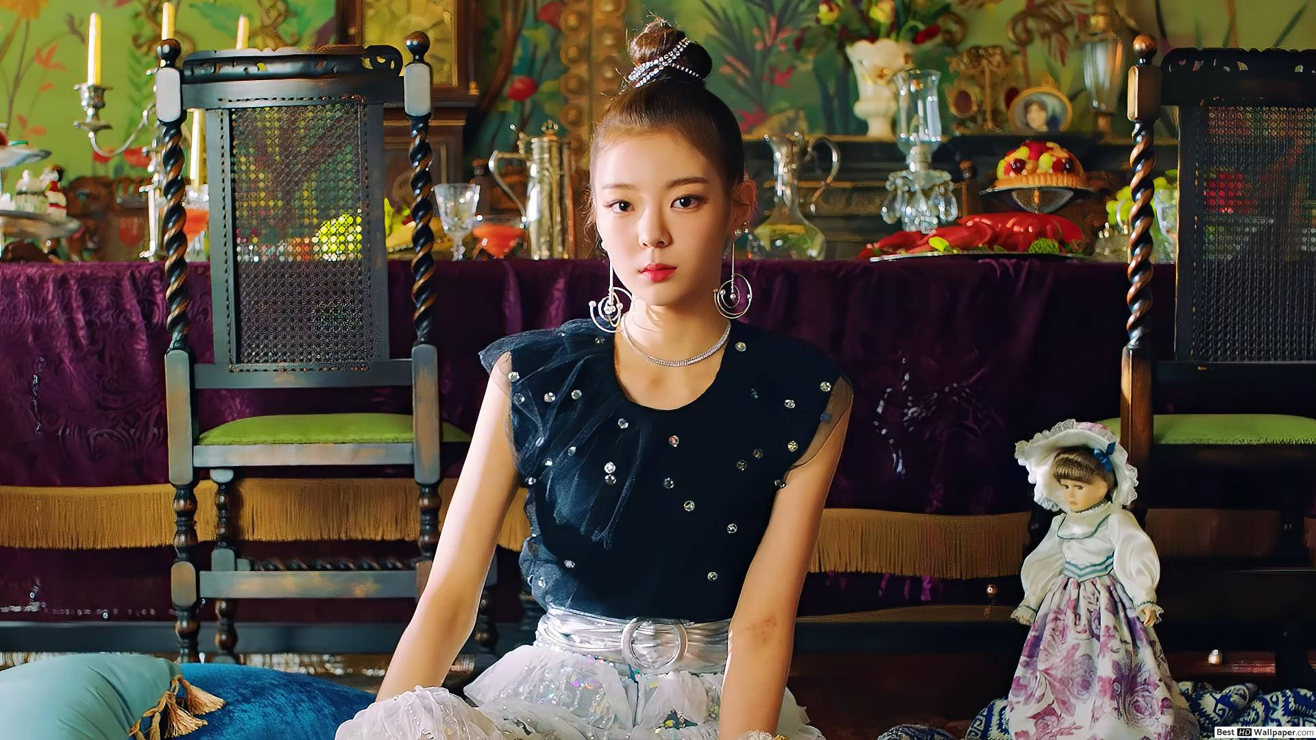 ITZY 李彩領《WANNABE》 壁紙 — 一位年輕女性身穿深色裝飾上衣和白色裙子，端莊地坐在裝飾華麗的復古房間中，旁邊有精緻家具和一個娃娃。