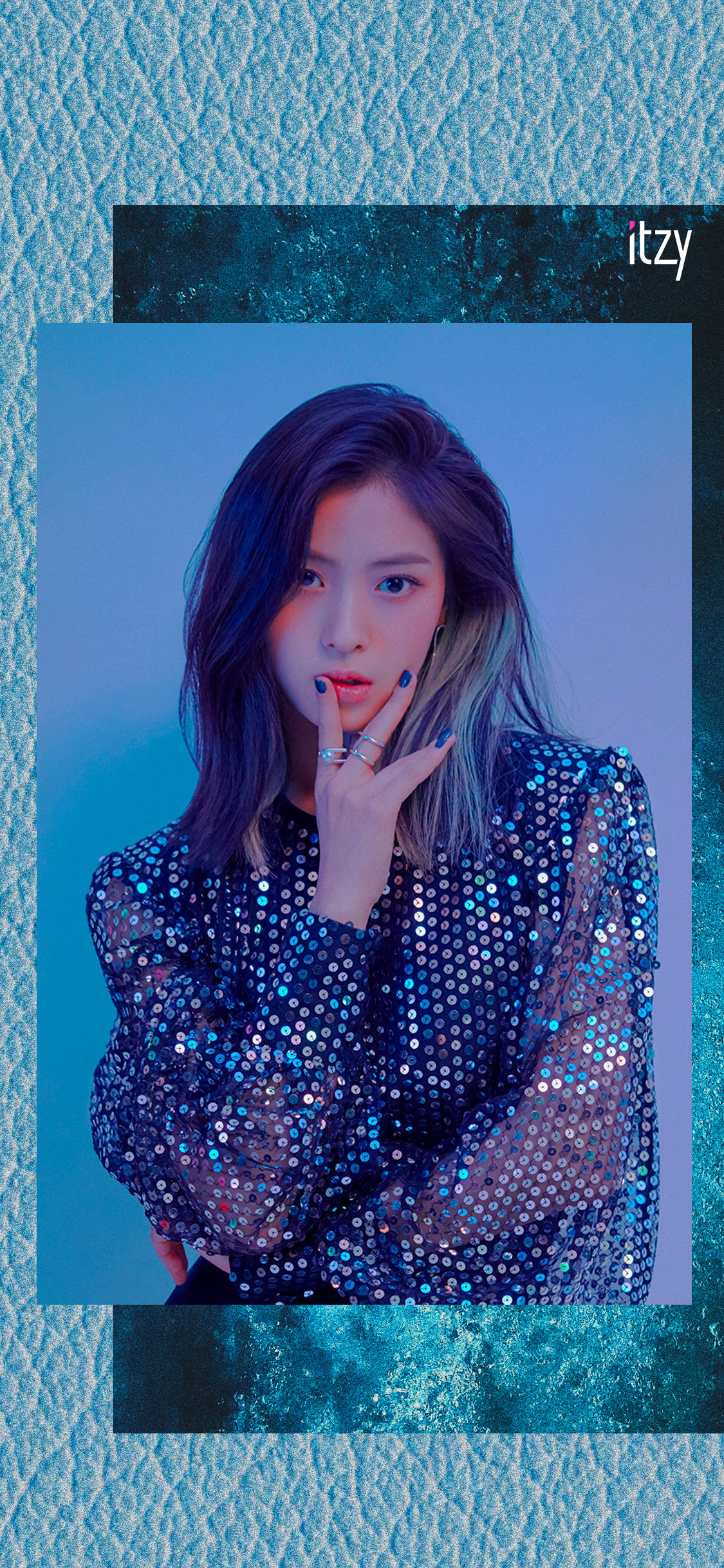 ITZY 申留真粉絲藝術照 壁紙 — 一位年輕女性，帶有藍色調的頭髮和亮片上衣，在清涼的藍色漸變背景前擺姿勢。