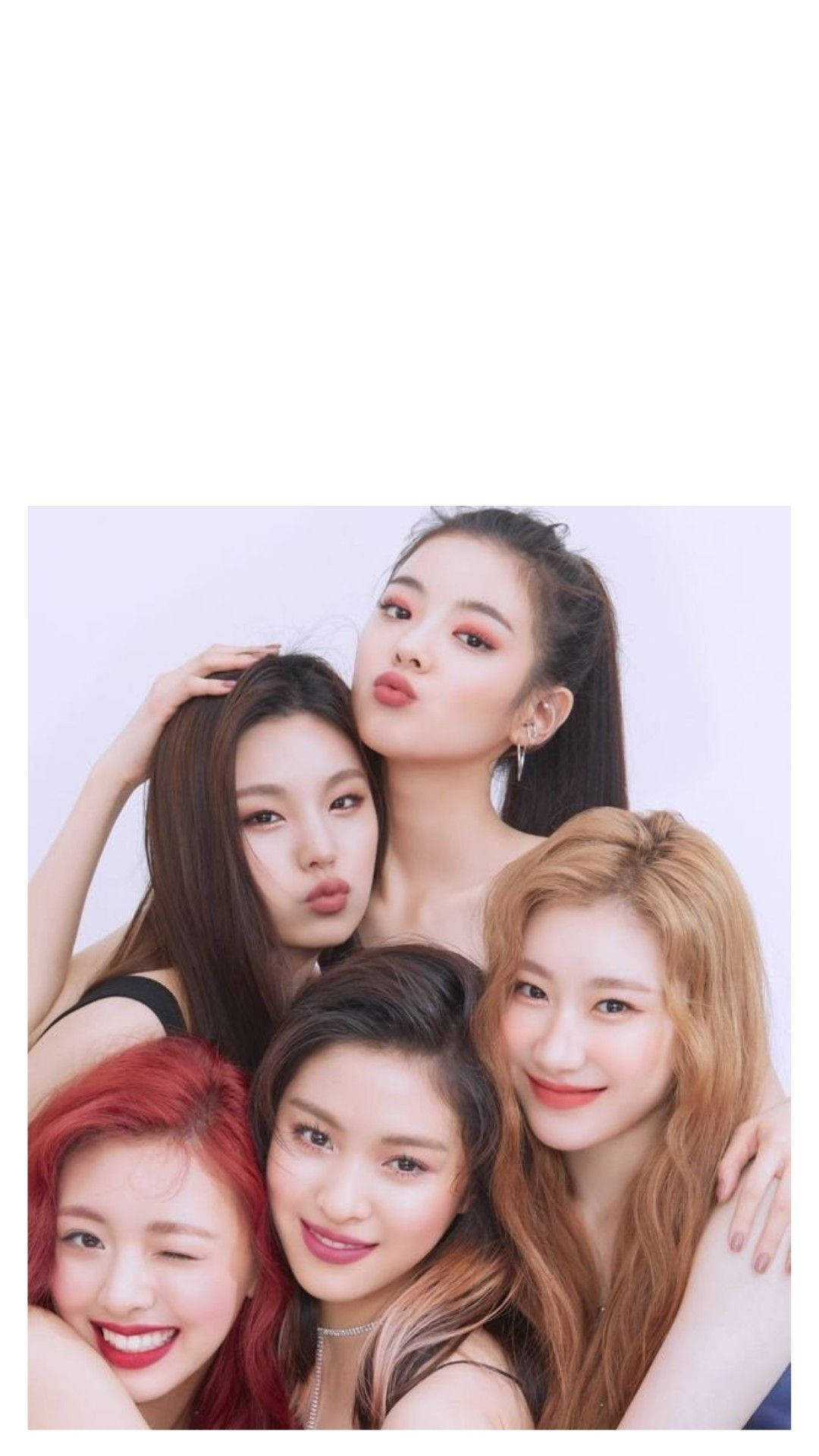 ITZY 雜誌封面 壁紙 — 五位擁有鮮豔髮色的年輕女性在純白背景前緊密地擺出俏皮的表情。