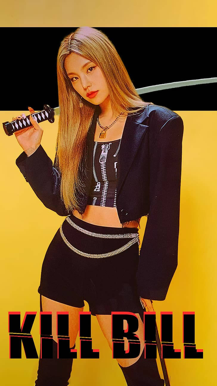 ITZY 黃藝智《Kill Bill》 壁紙 — 一位長金髮女性手持武士刀，背景為大膽的黃黑色，並帶有「KILL BILL」文字。