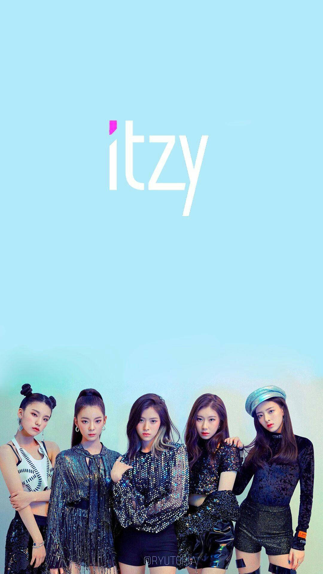 ITZY手機美學 壁紙 — 四位時尚的K-pop女孩穿著閃亮服裝，在柔和的藍色漸變背景前自信地擺姿勢，上方有「itzy」標誌。