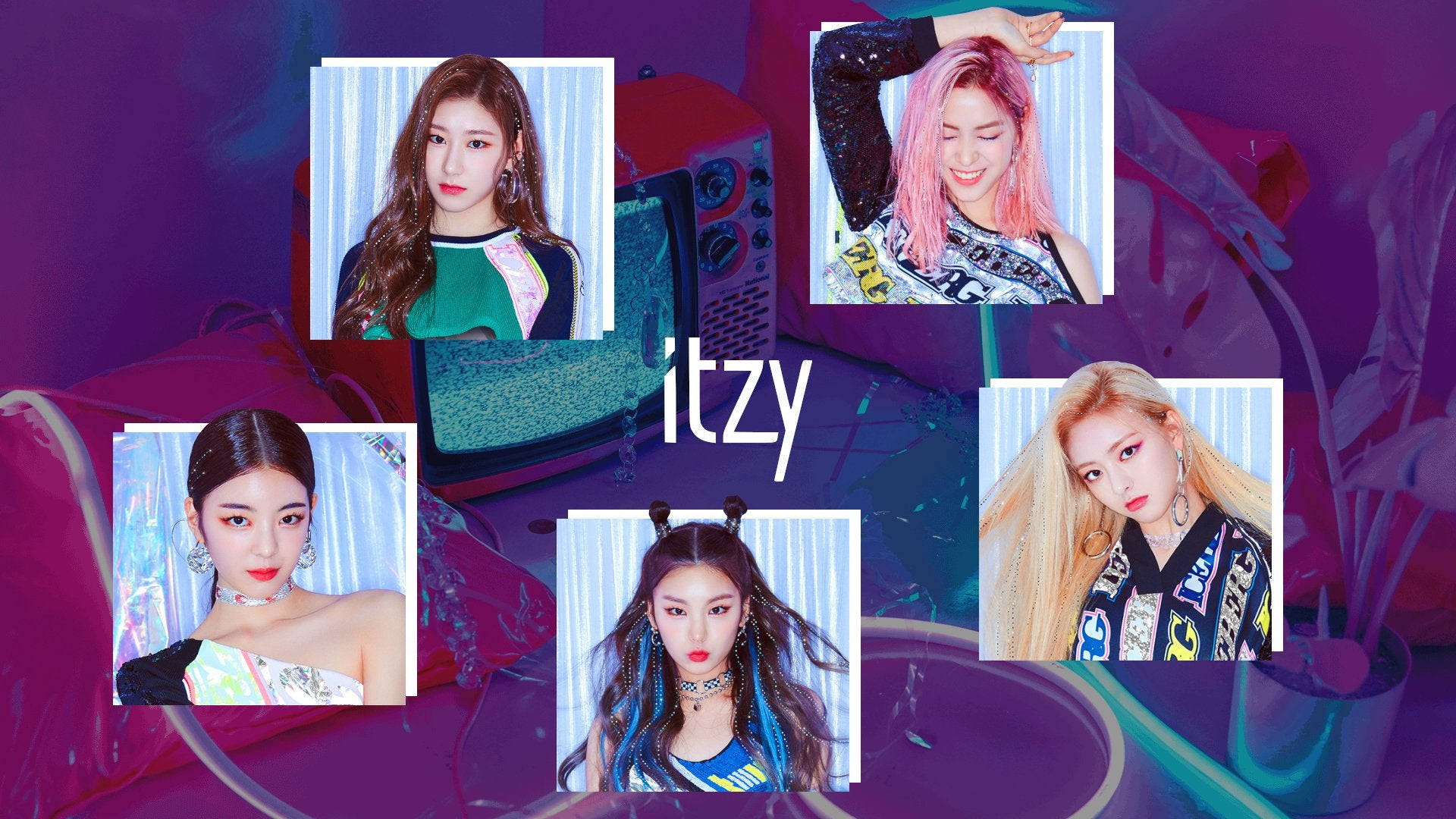 ITZY拼貼藝術 壁紙 — 五位K-pop偶像穿著鮮豔服裝，在超現實的紫色背景前擺姿勢，背景有復古電視和發光霓虹元素。