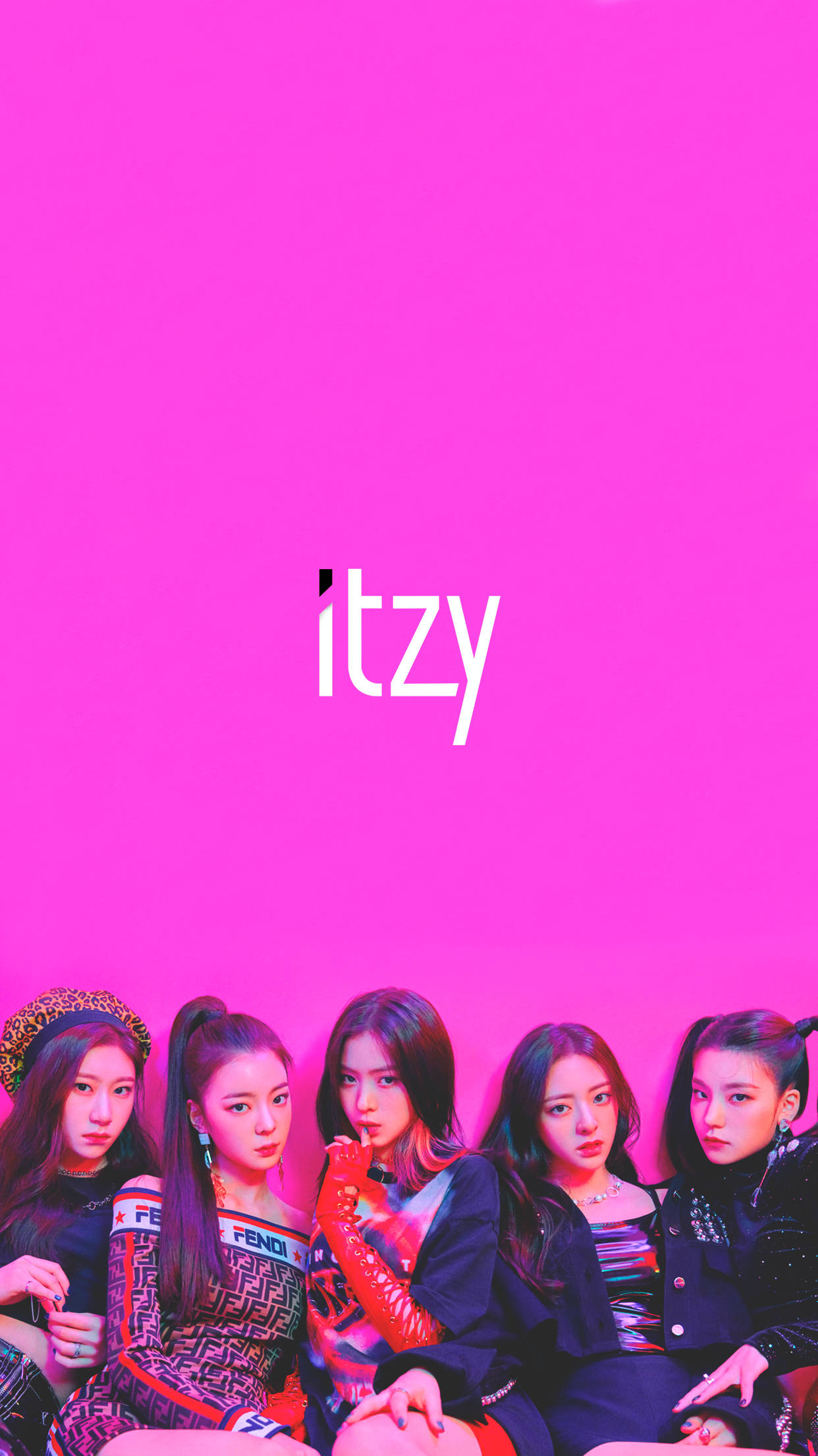 ITZY肖像美學 壁紙 — 五位時尚的K-pop女孩在鮮豔的粉紅色背景前自信地擺姿勢，中間有「itzy」字樣。
