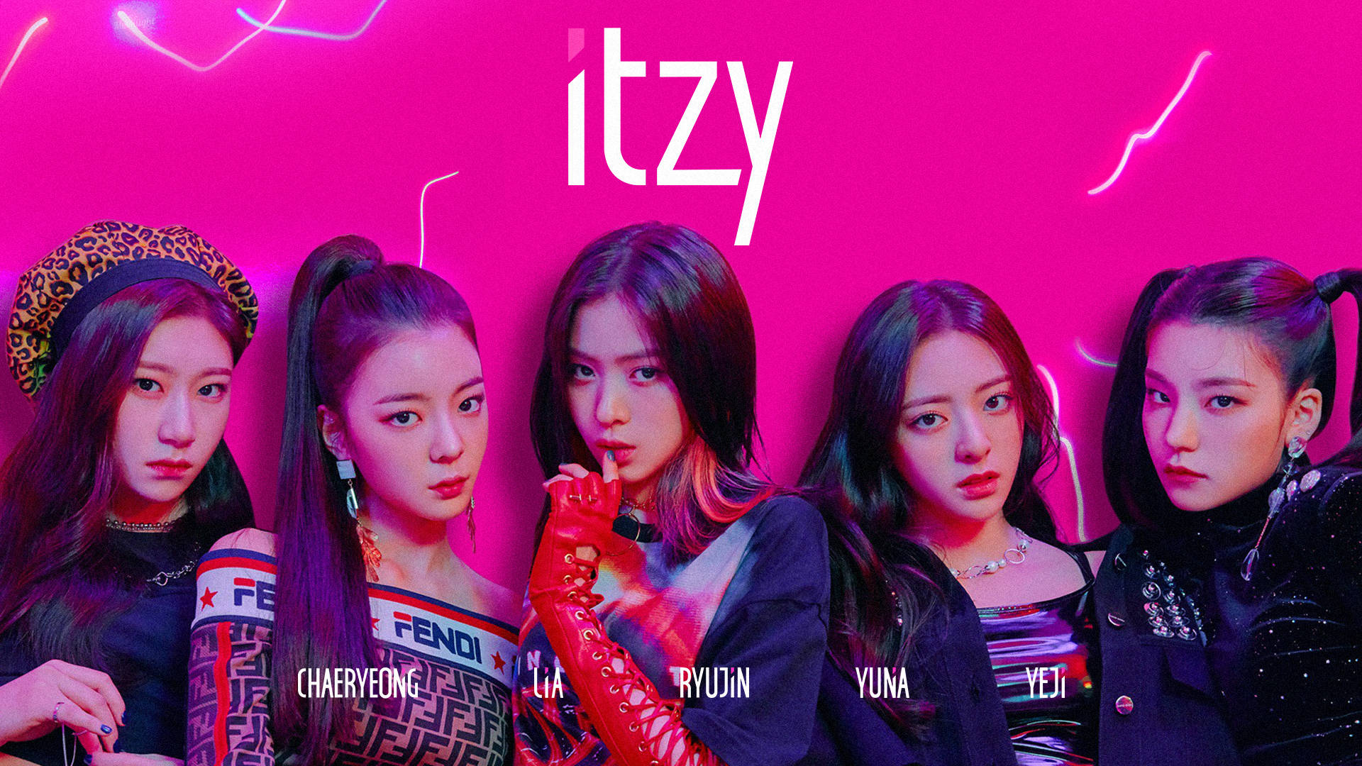 ITZY首張專輯海報 壁紙 — 五位K-pop偶像在充滿活力的粉紅色霓虹燈牆前自信地擺姿勢，牆上有發光的線條和粗體白色文字顯示組合名稱「itzy」。