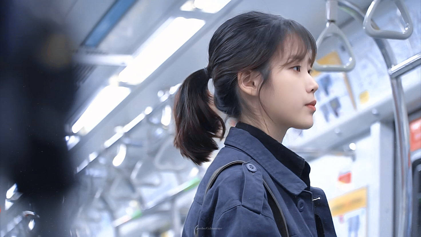 IU 在火車上穿牛仔外套及綁髮