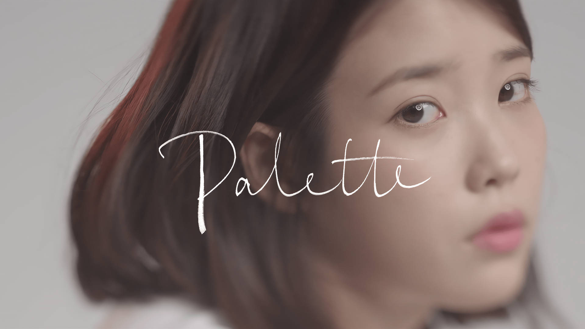 一位年輕黑髮女子的特寫肖像，表情柔和，上面覆蓋著「Palette」字樣。