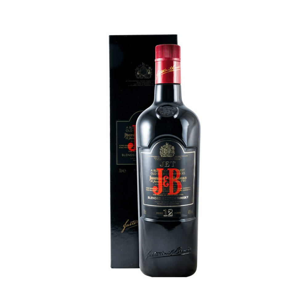 一瓶J&B 12年調和蘇格蘭威士忌及其盒子。