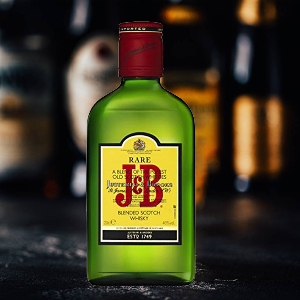 一瓶綠色 J D & J & B Rare Blended Scotch Whisky 放在深色酒吧檯面上，背景燈光模糊。