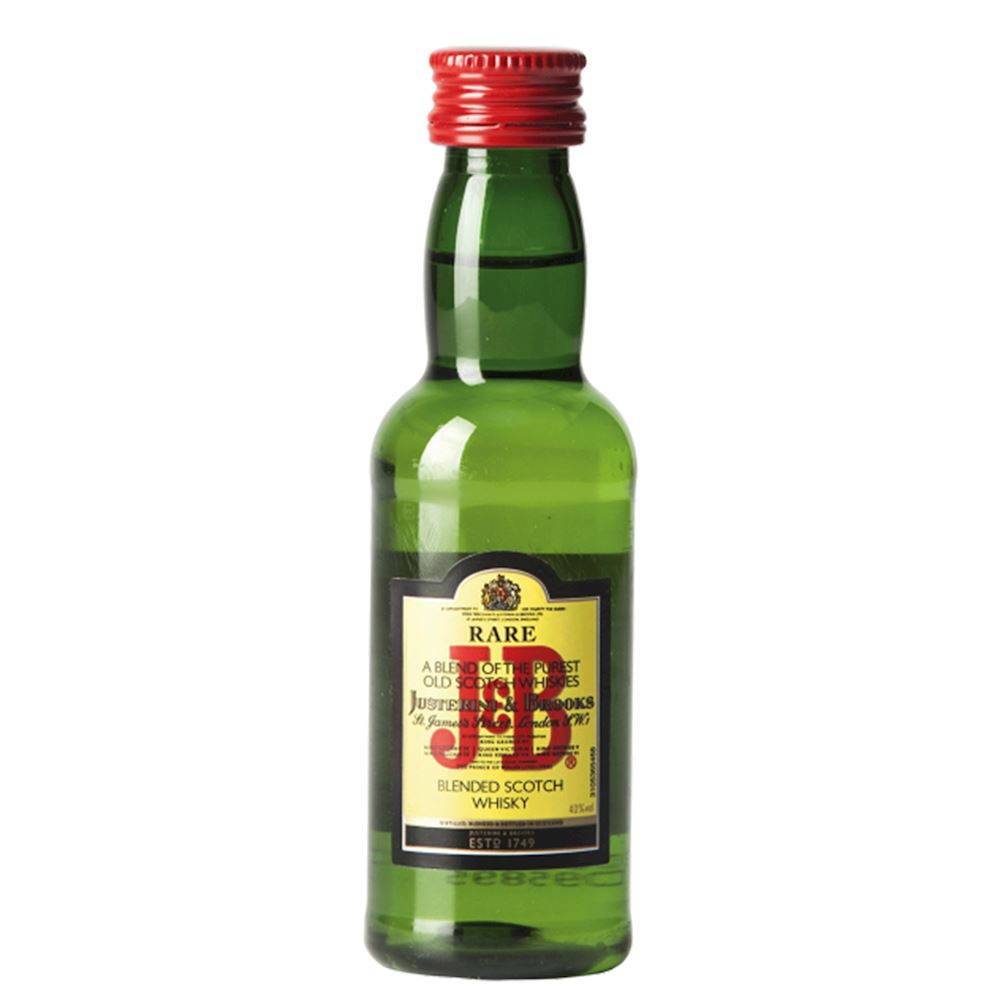 精緻迷你版J&B Rare威士忌瓶 壁紙 — 一個綠色玻璃瓶的J&B Rare調和蘇格蘭威士忌，帶有紅色瓶蓋和金色標籤，立在白色背景前。