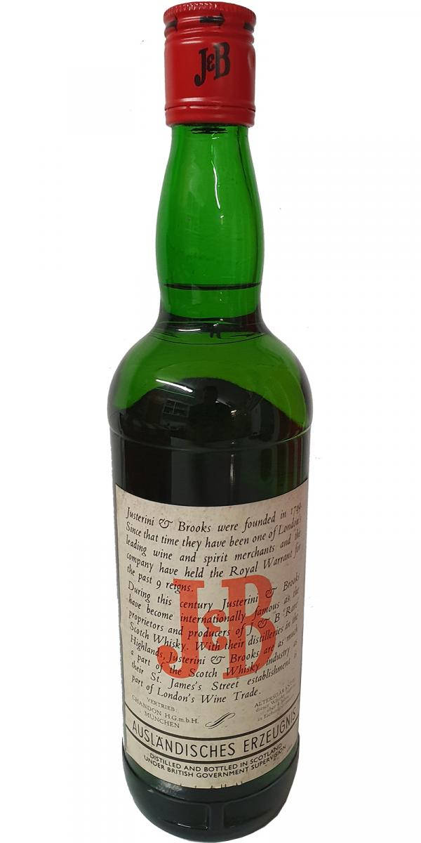 J&B Rare白標瓶 壁紙 — 一個帶有紅色蓋子和詳細標籤的J&B威士忌復古綠色玻璃瓶，置於純白色背景前。