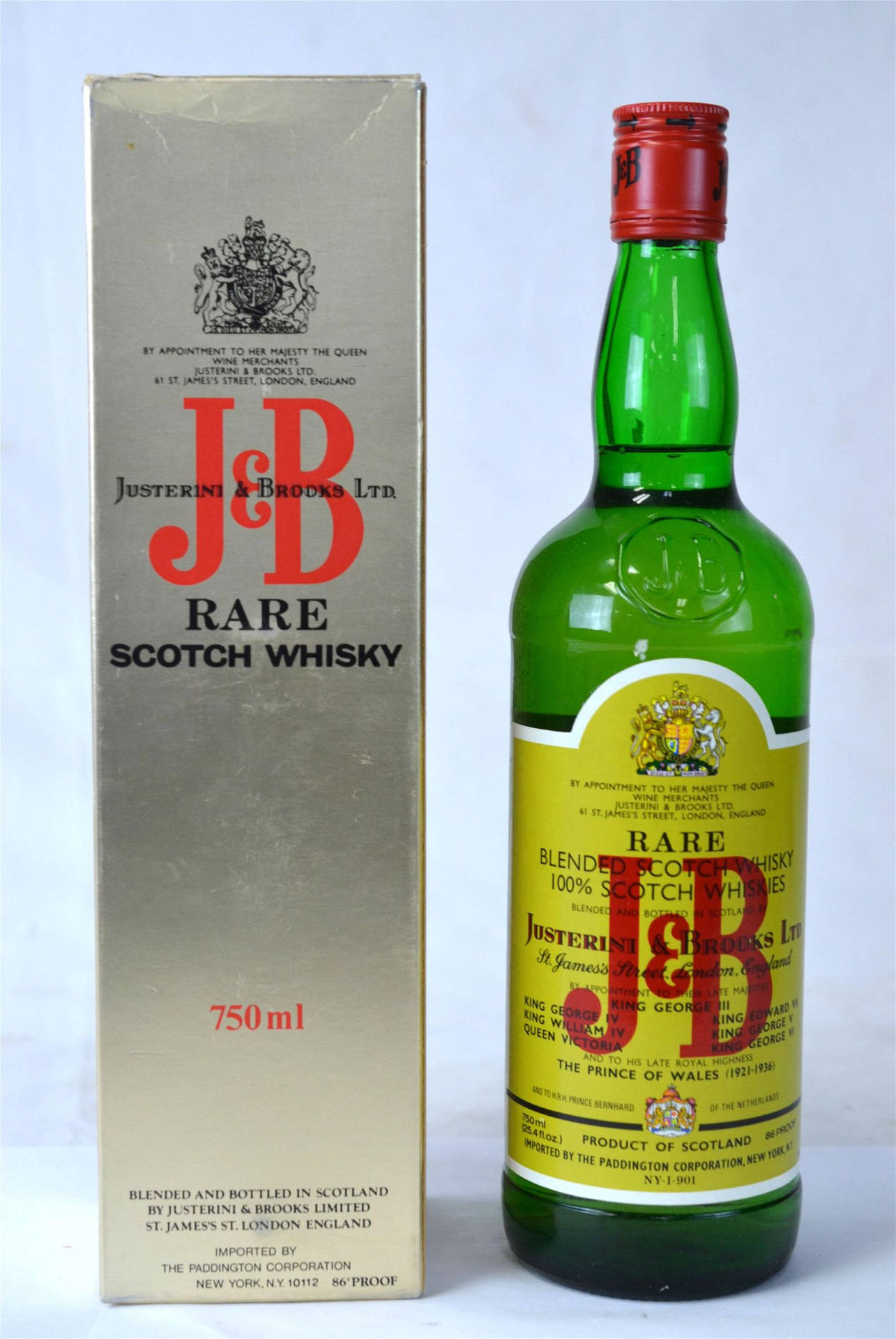 白色背景上的復古J&B Rare蘇格蘭威士忌酒瓶和盒子。