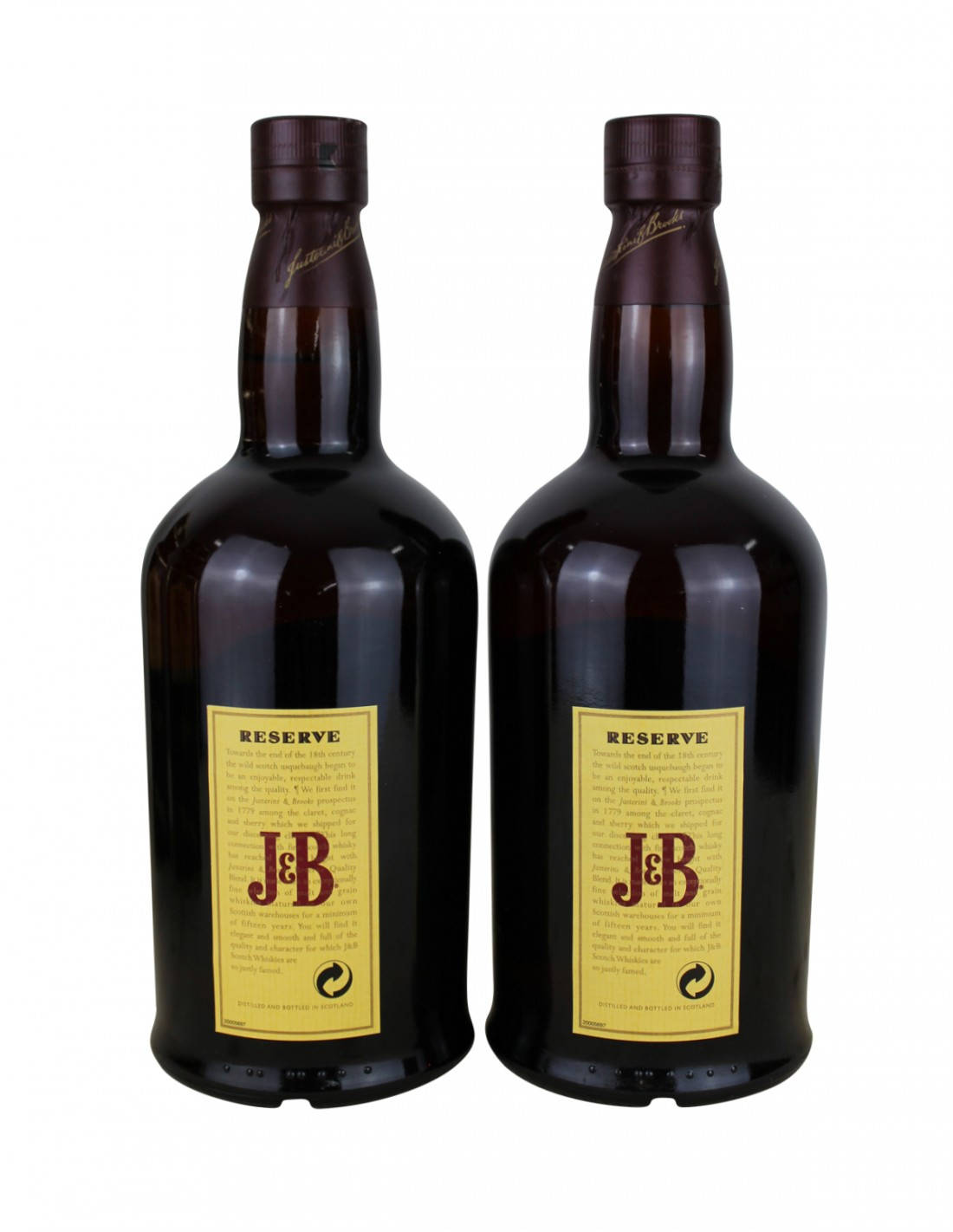 標題：優雅的 J&B Reserve 黑瓶 壁紙 — 兩瓶相同的深琥珀色J&B Reserve威士忌並排立在純白背景前。